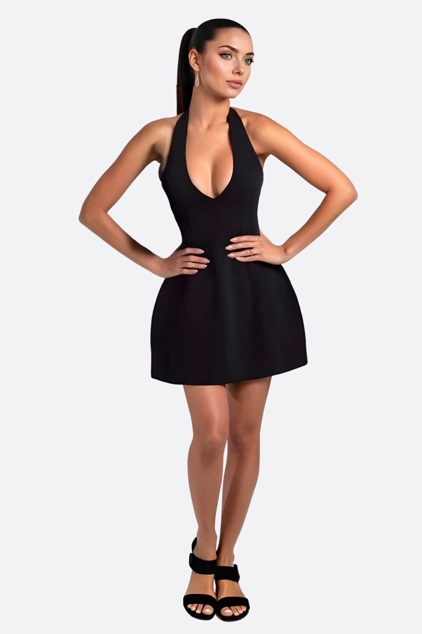 Dettaglio del vestito nero corto, scollo a V profondo, perfetto per un cocktail raffinato o una serata glamour.