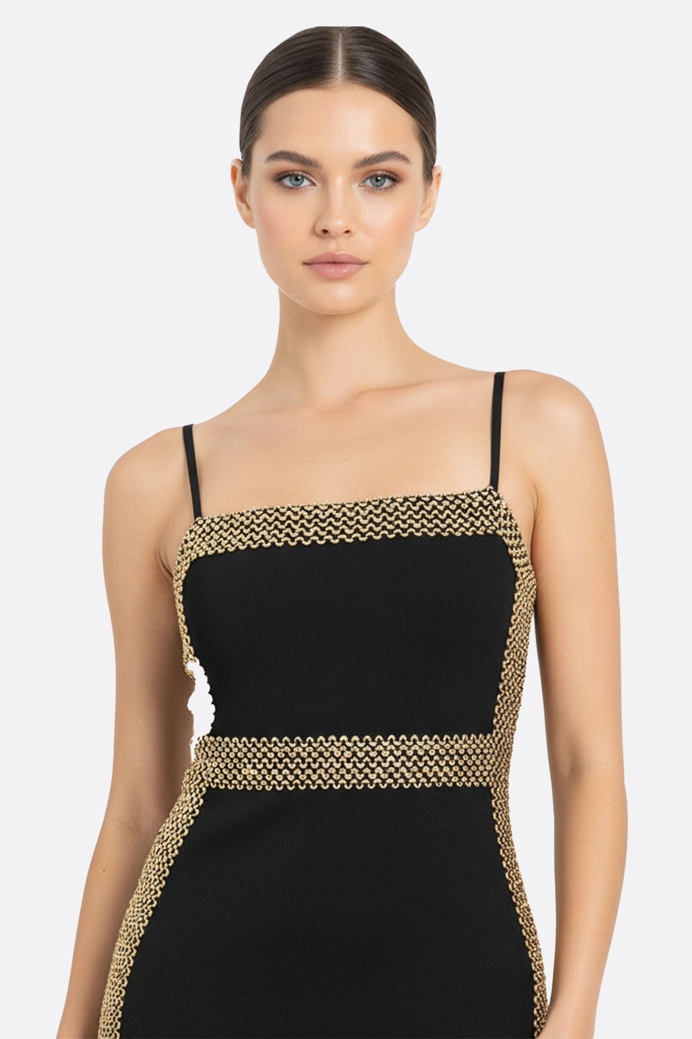 Zoom sur les accents dorés de la robe noire midi en maille sculptante, une pièce chic pour vos occasions spéciales.