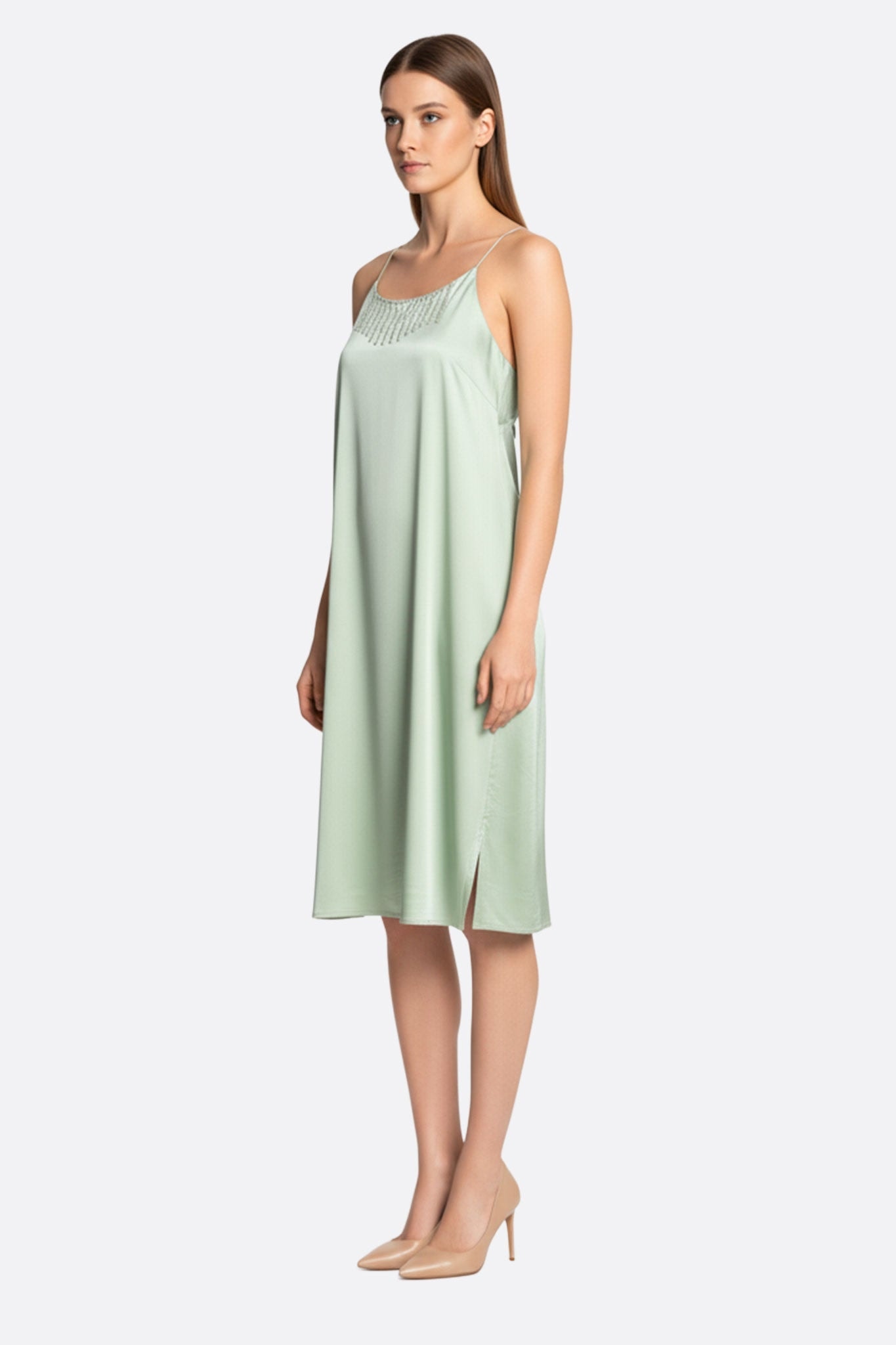 Détail des chaînettes de strass argentés sur la robe satinée vert d'eau, parfaite pour un événement chic ou une sortie...