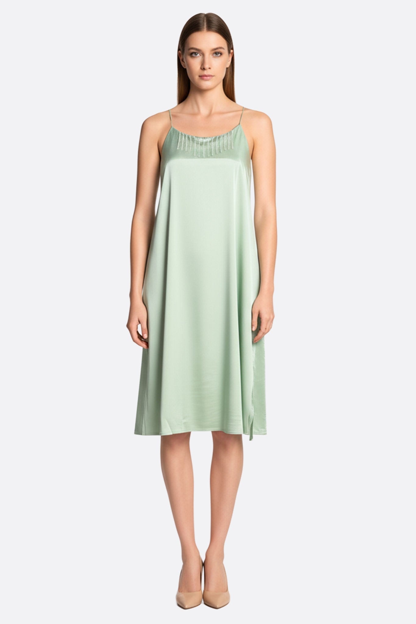 Robe fluide vert d'eau ornée de chaînettes de strass argentés, idéale pour une soirée élégante ou une occasion spéciale.