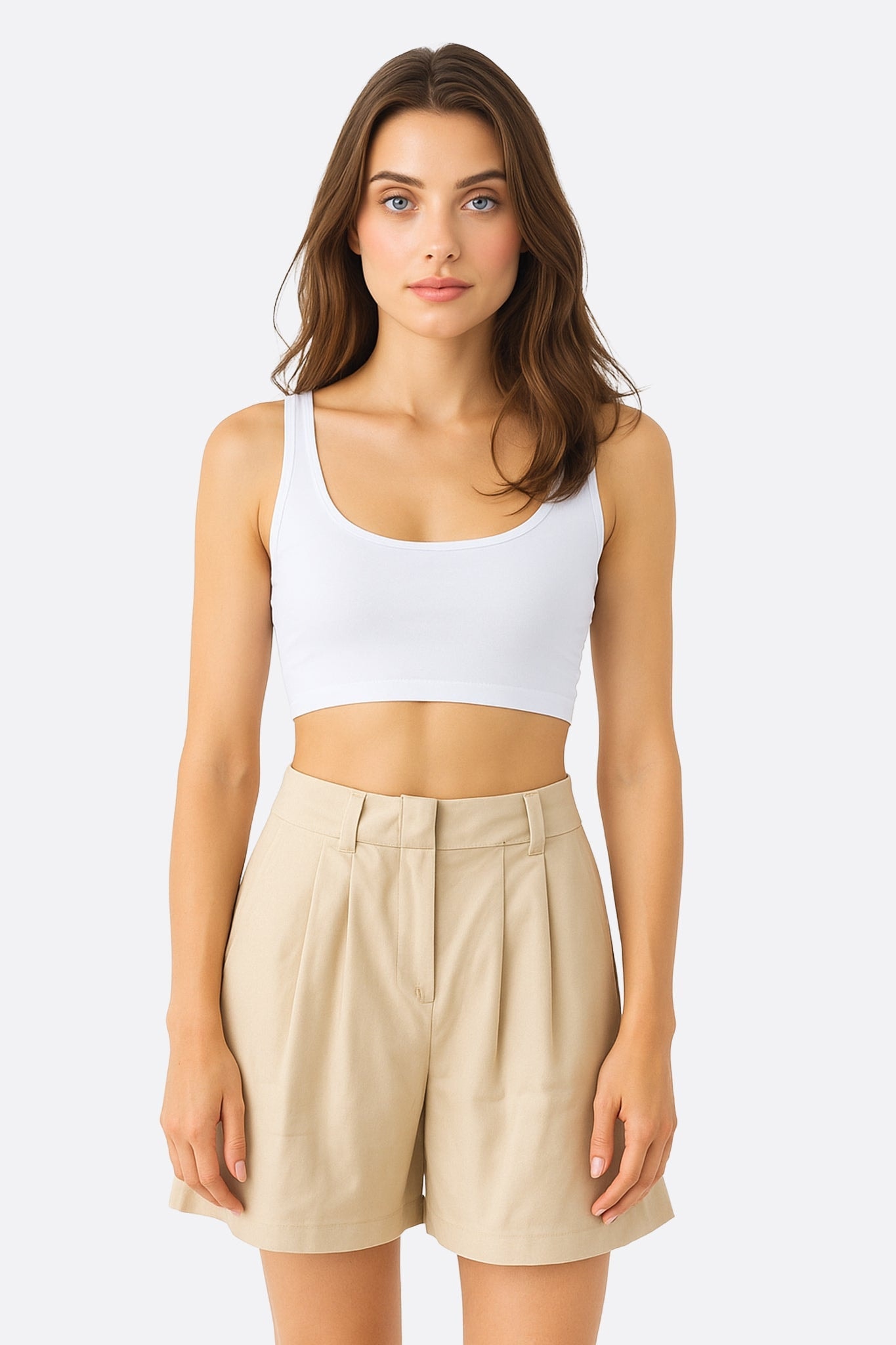 Vue alternative du short beige taille haute en tencel et lin, illustrant sa coupe flatteuse pour un look chic quotidien.