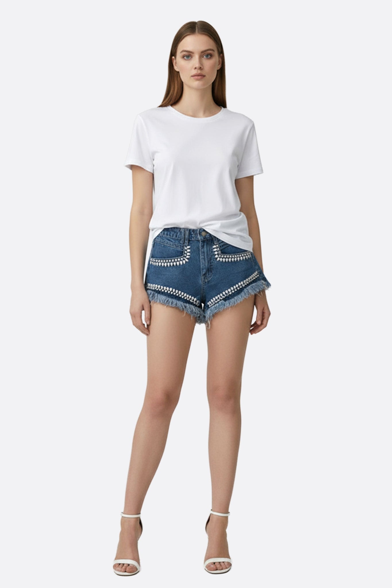 Shorts de jean azul con flecos y strass brillantes, una pieza trendy para ocasiones festivas o informales