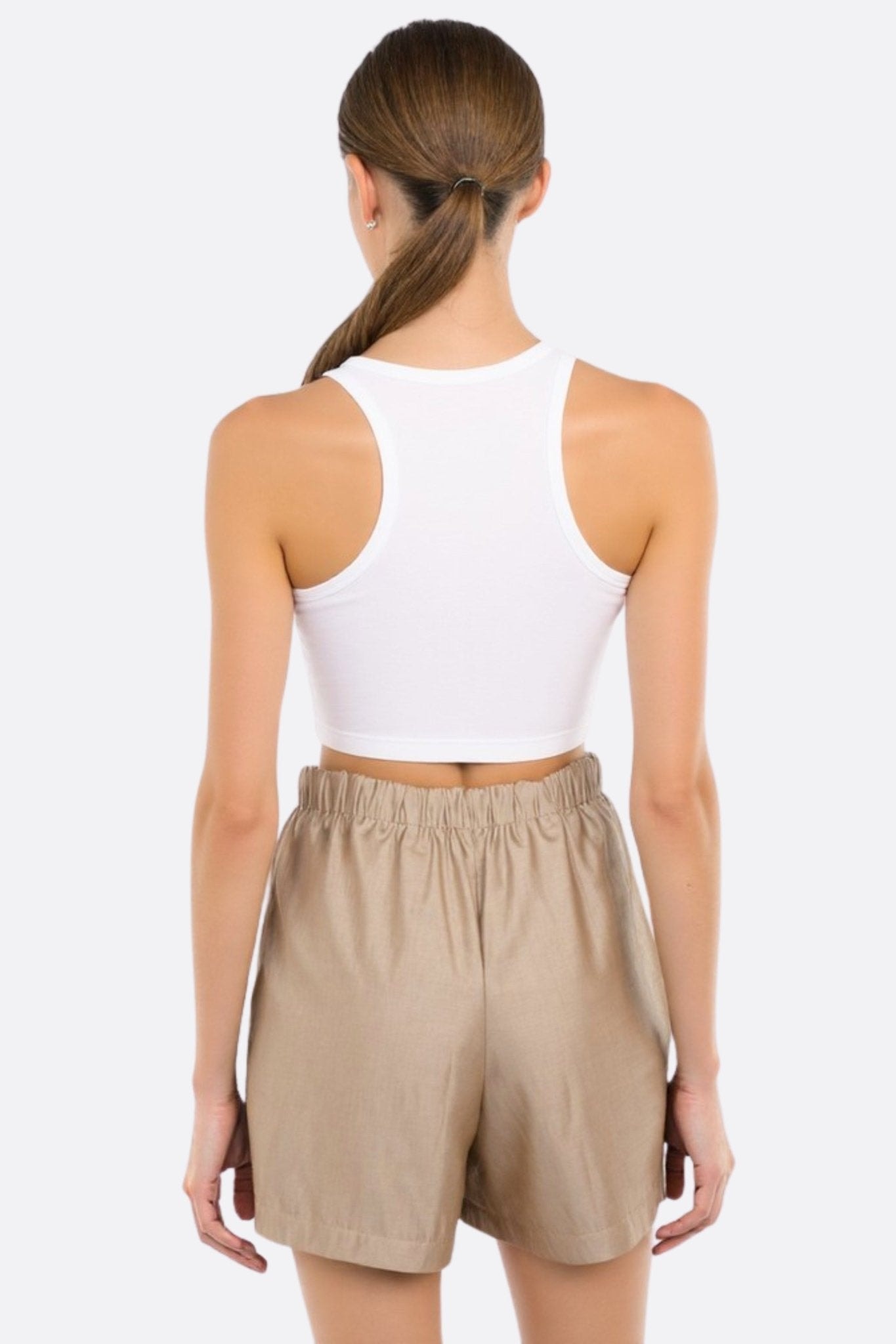 Detail der fließenden beigen Shorts mit elastischem Bund, aus leichtem Stoff, für ein elegantes Outfit bei Sommerausflügen.