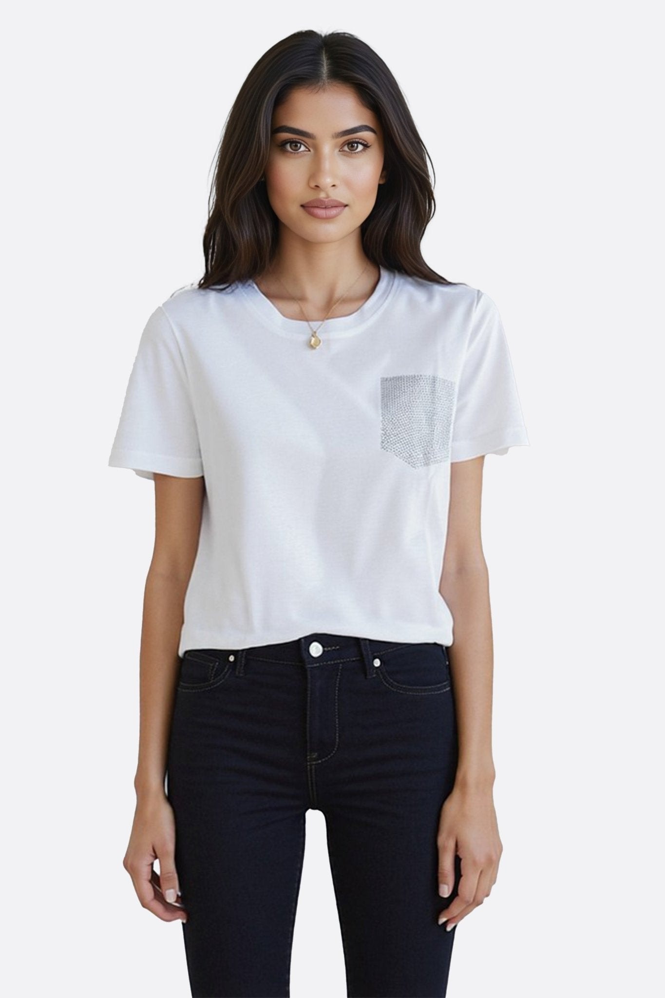 Elegante camiseta blanca con bolsillo adornado con strass, perfecta para un look casual-chic en cualquier ocasión.
