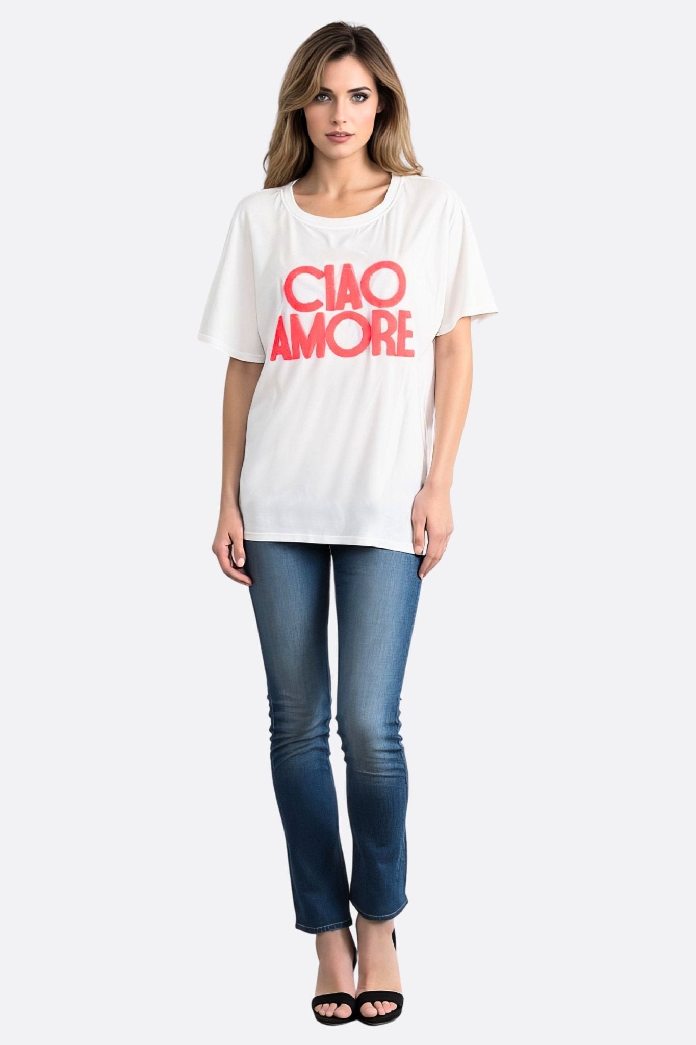Detail der korallenroten Ciao Amore Stickerei auf einem weiten weißen T-Shirt aus weicher Baumwolle, ideal für einen lässigen Stil.