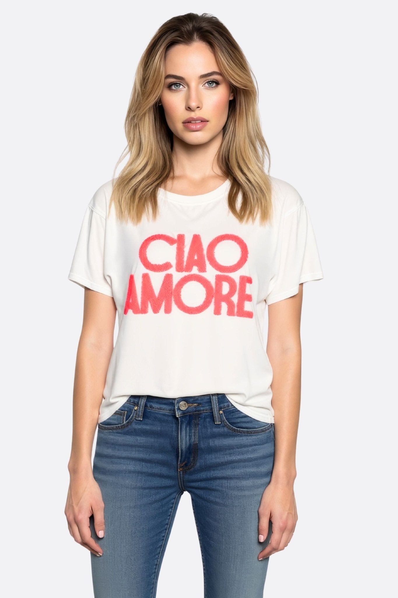 Weites weißes T-Shirt aus Baumwolle mit korallenroter Ciao Amore Stickerei, perfekt für einen eleganten Alltagslook.