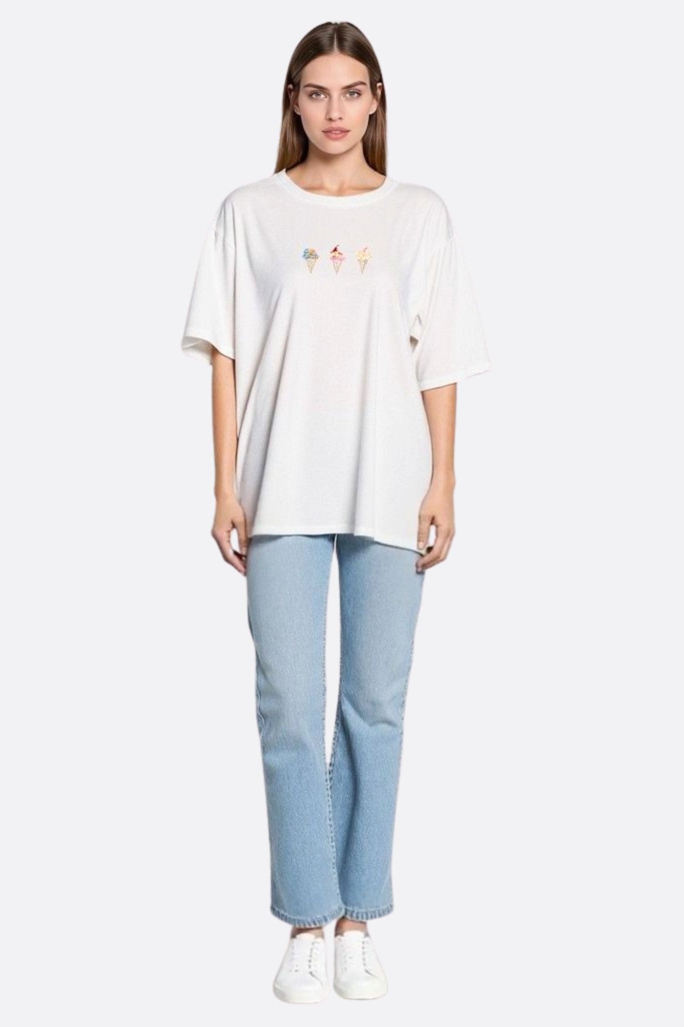 Primo piano del ricamo raffinato della t-shirt bianca oversize leggera Gelato, perfetta per un outfit casual ed elegante.
