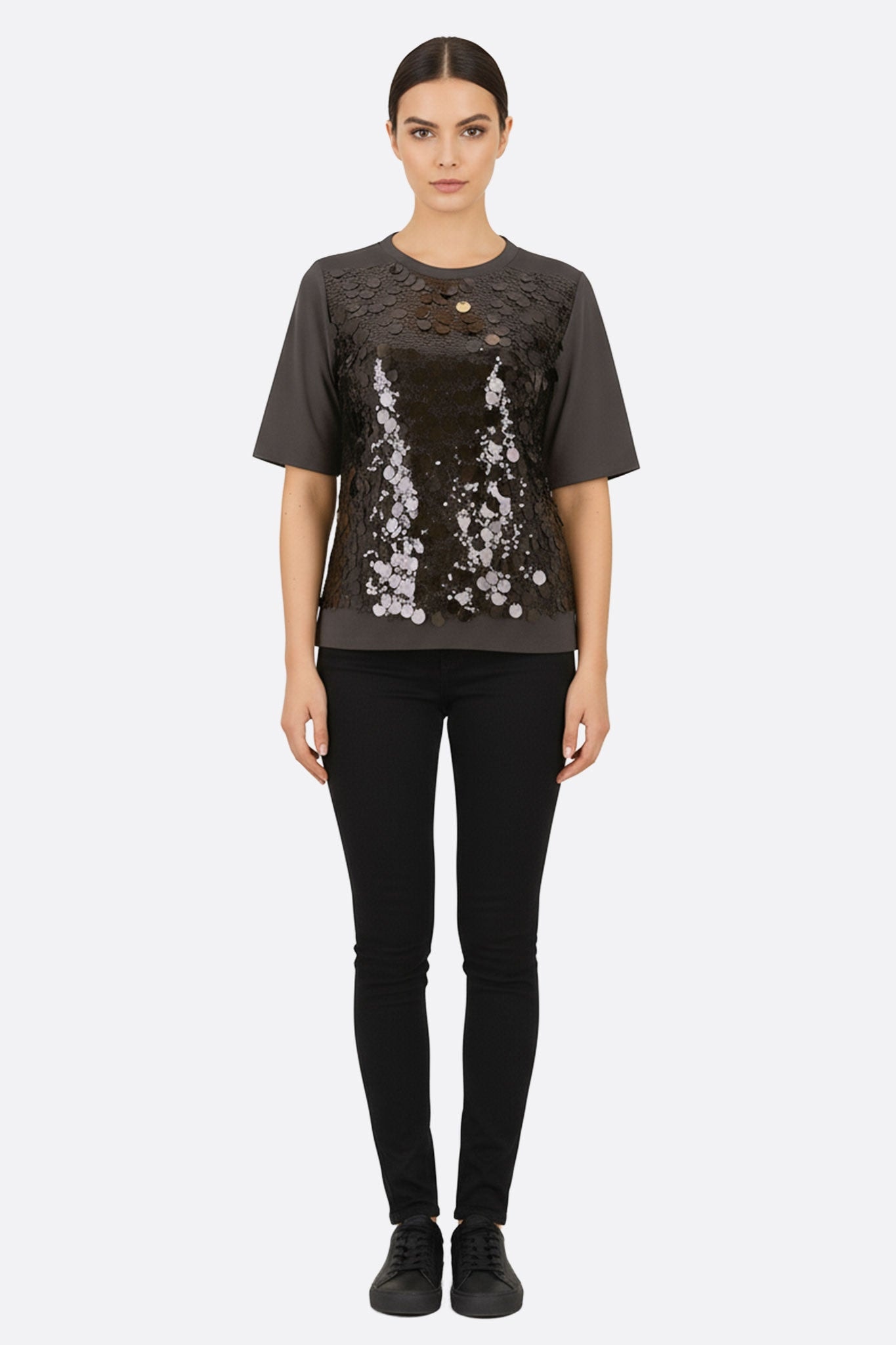 Détail zoomé sur le t-shirt noir en coton, rehaussé de sequins brillants, parfait pour un look raffiné au quotidien.