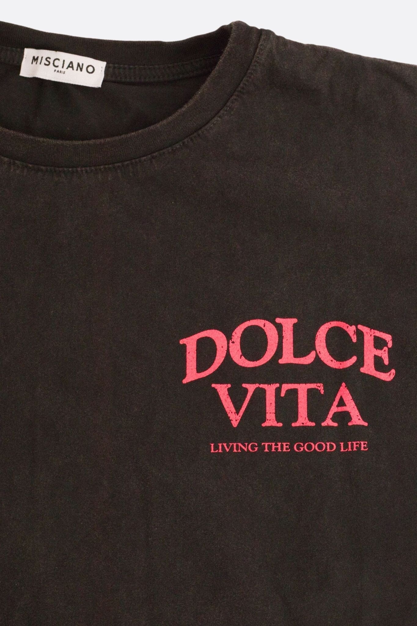 Dettagli della T-shirt nera oversize DOLCE VITA in cotone morbido slavato, perfetta per un look elegante durante una serata...