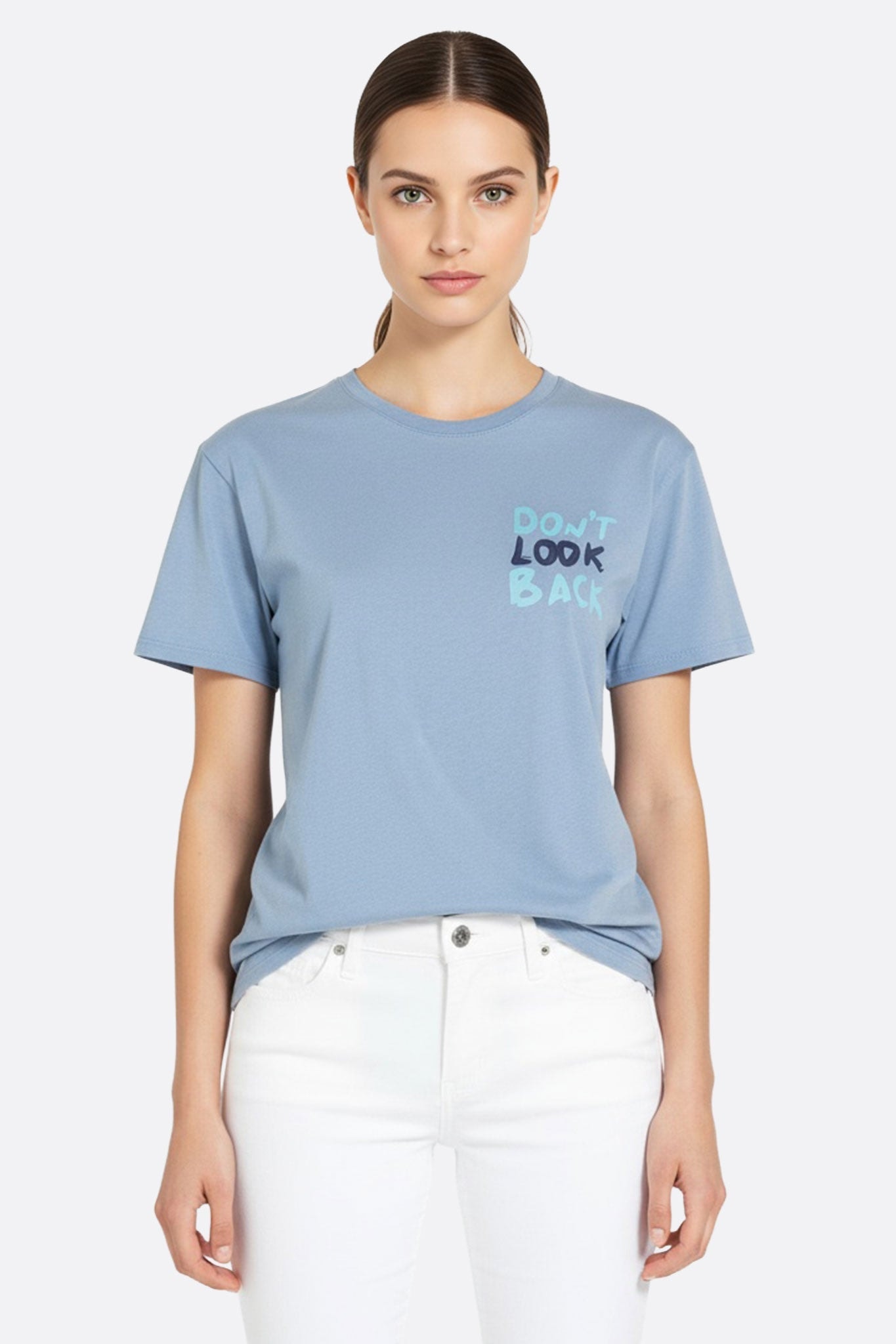 Sky blue oversized t-shirt with the message "Don't look back", perfect for a casual and inspiring everyday outfit.