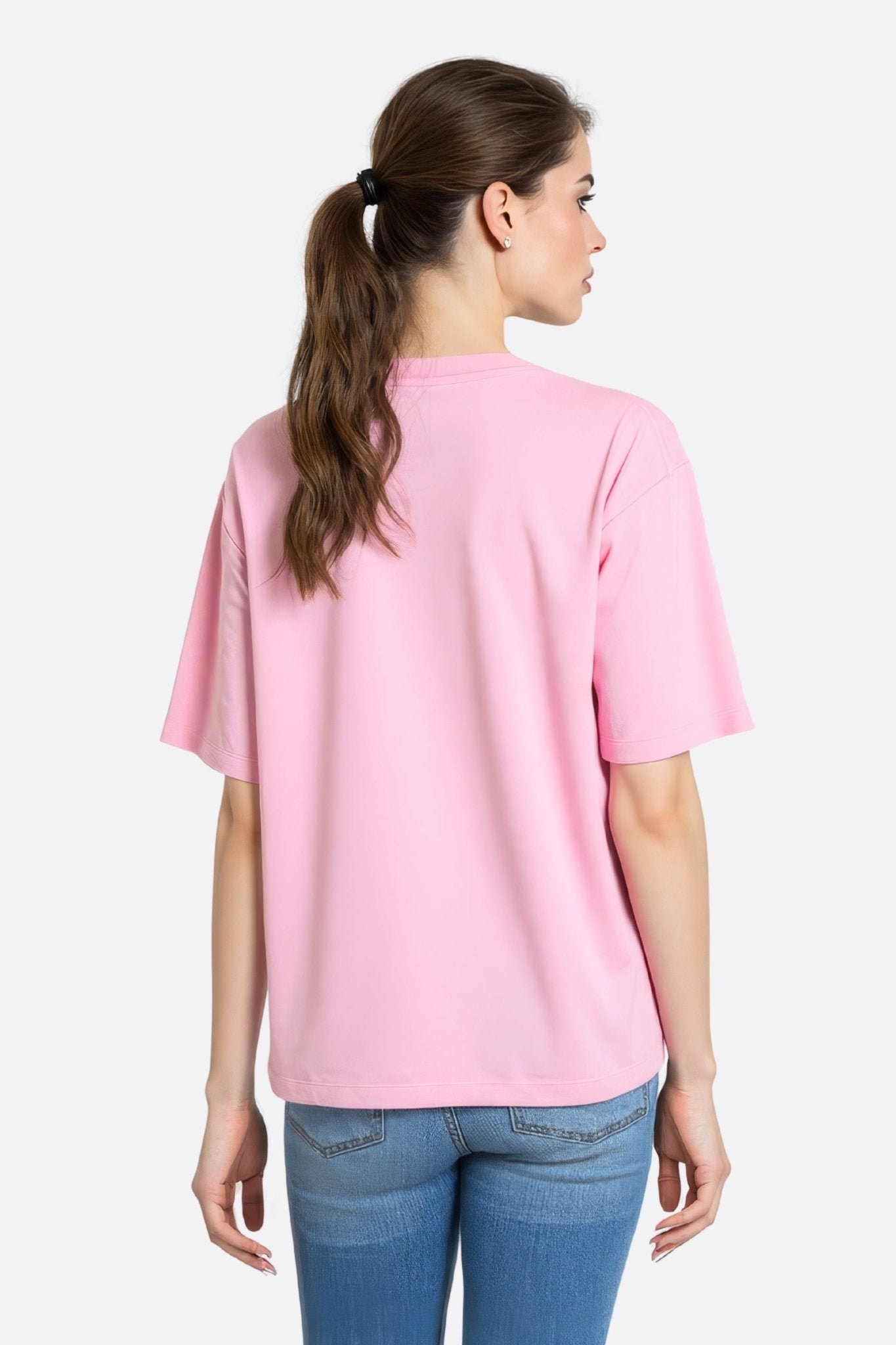 Camiseta rosa suave de manga corta con bordado en forma de corazón, ideal para una salida casual y elegante.