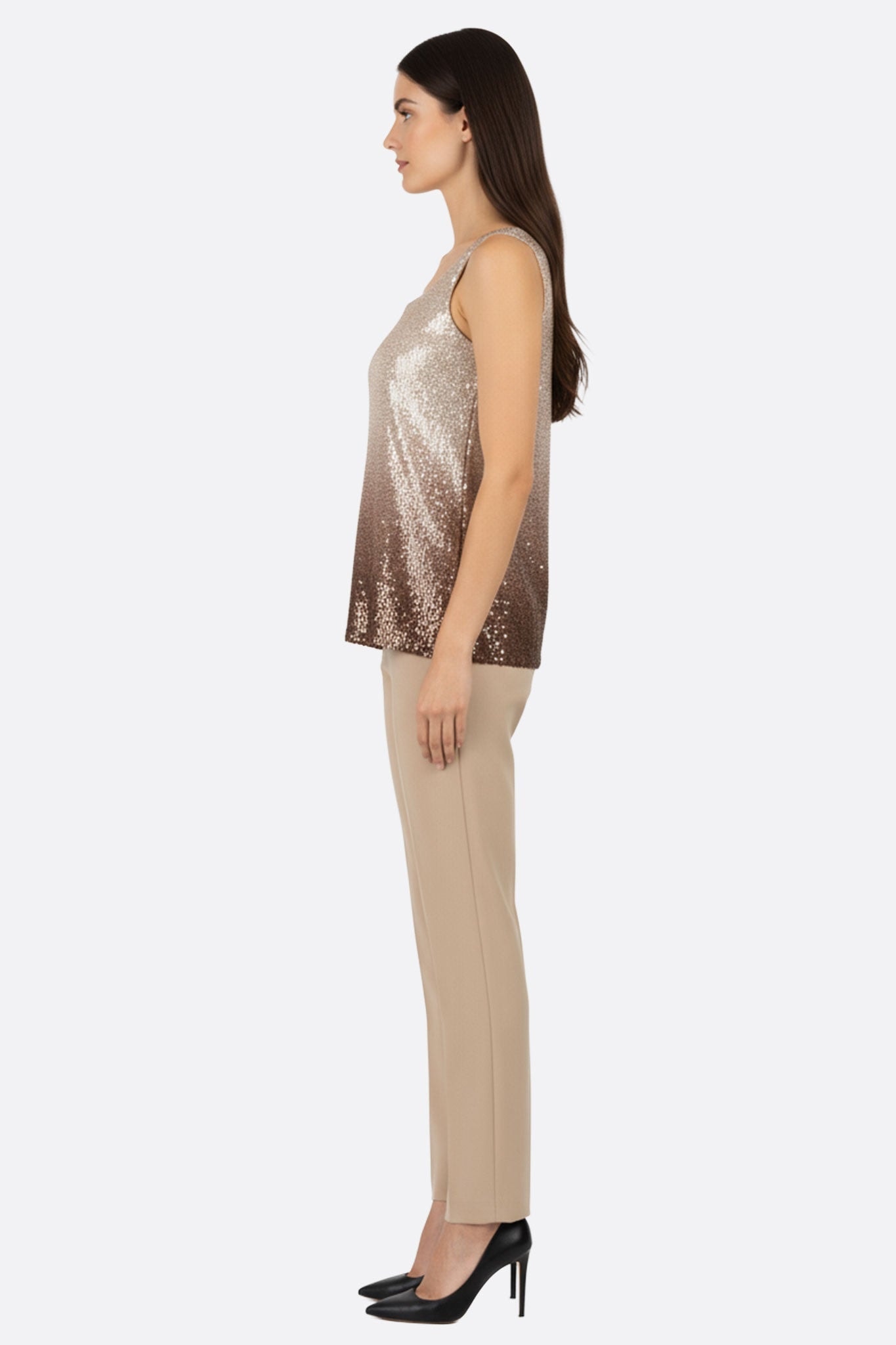 Detail des schimmernden beigen Tops mit goldenen Sequins, ein modernes Stück für raffinierten Stil bei festlichen Anlässen.