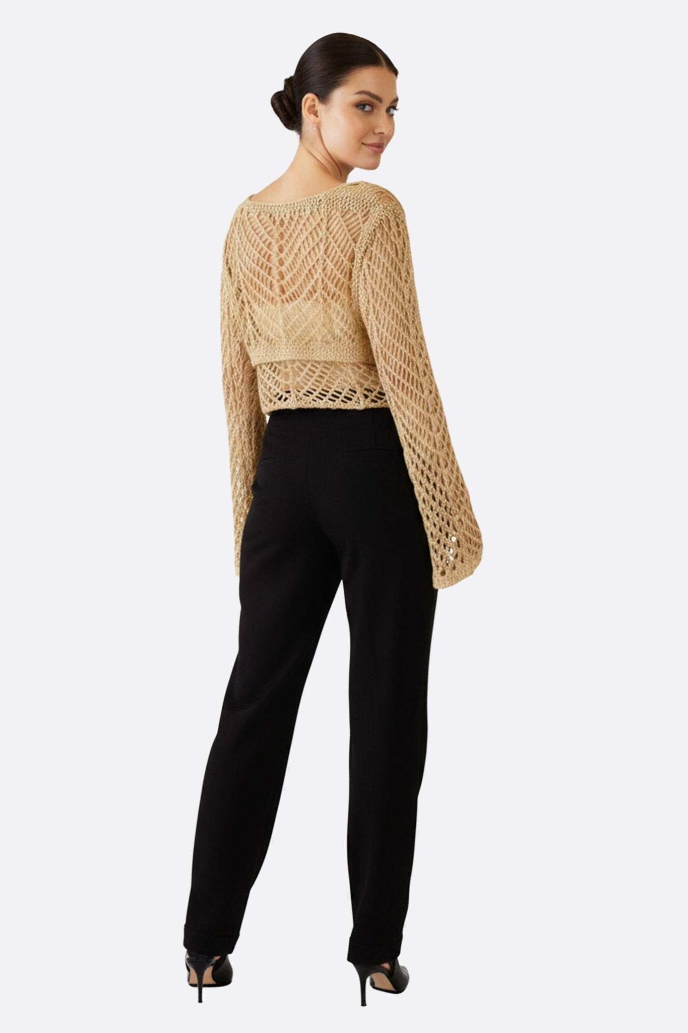 Détail du haut en maille crochet beige, mettant en valeur son design aéré et chic, parfait pour une tenue estivale élégante.
