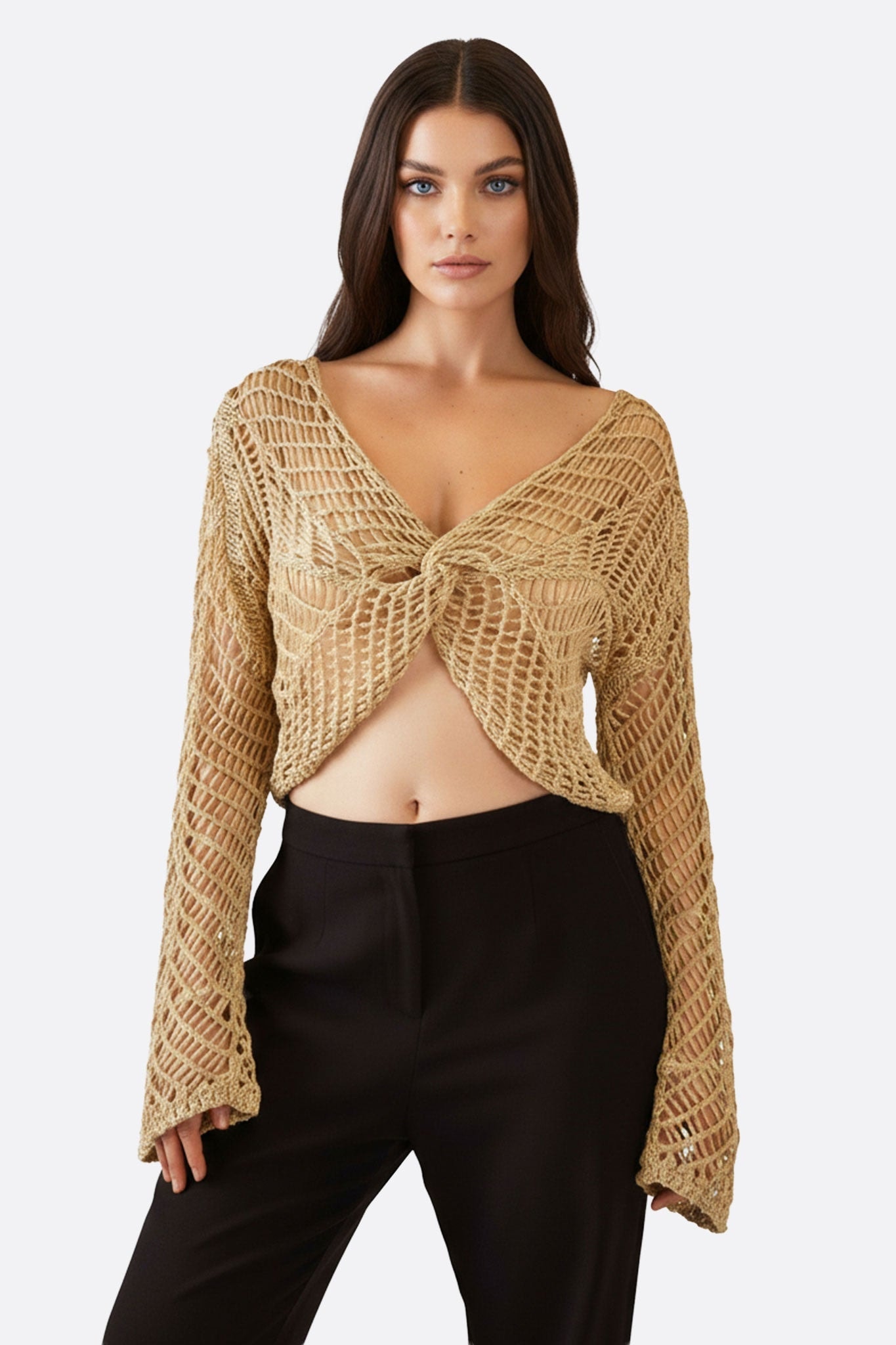 Haut en maille crochet beige, style bohème chic, idéal pour les soirées d'été et les looks raffinés.