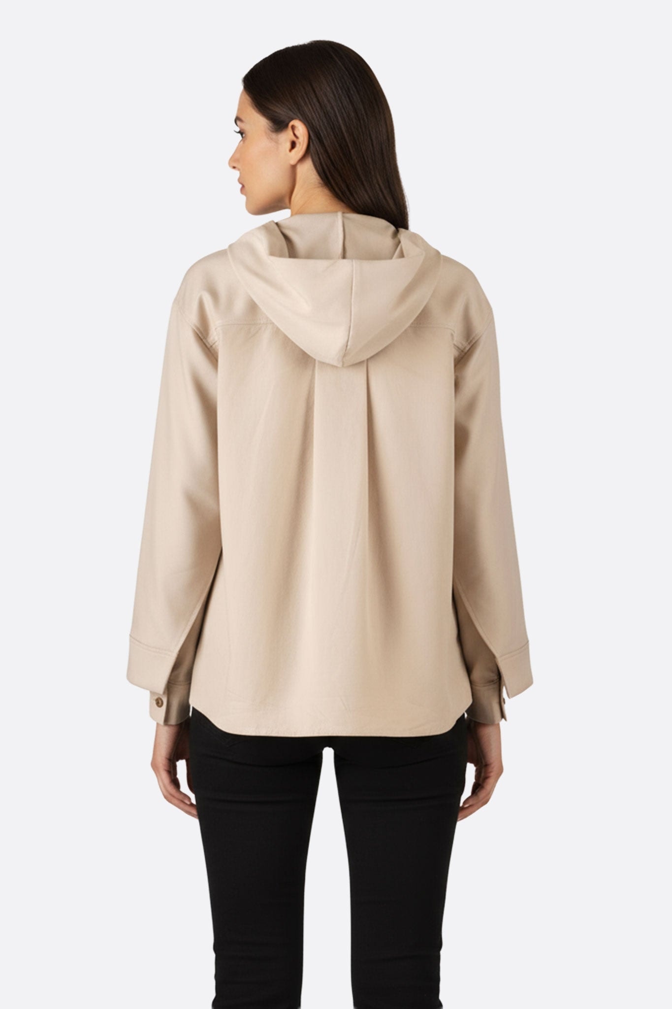 Giacca beige con cappuccio in tela di cotone, vista 3/4 che ne mette in risalto l'eleganza casual e le finiture raffinate.
