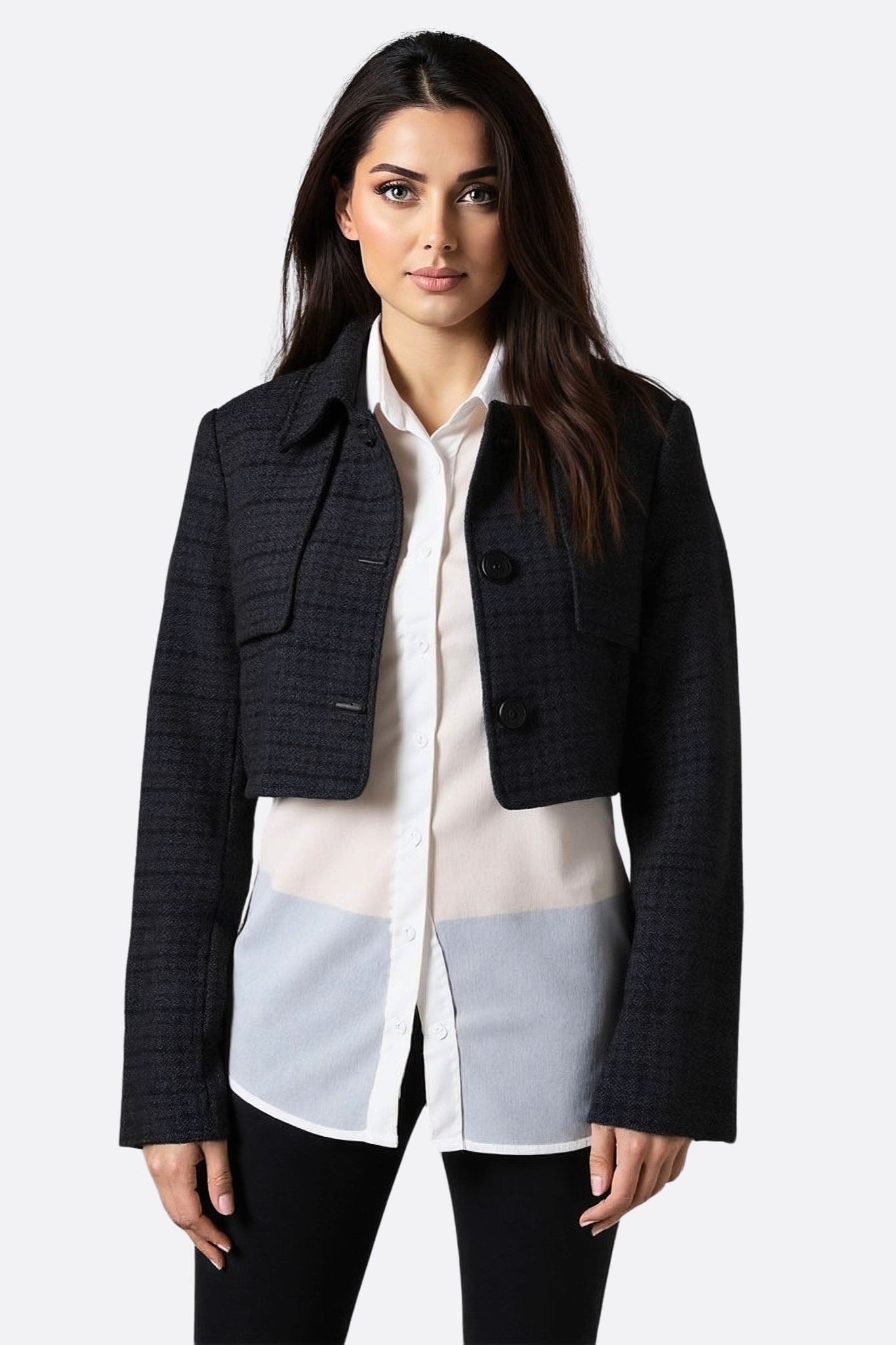 Detailaufnahme der kurzen schwarzen Tweedjacke, die die raffinierte Textur und das Satinfutter für einen eleganten Stil hervorhebt.