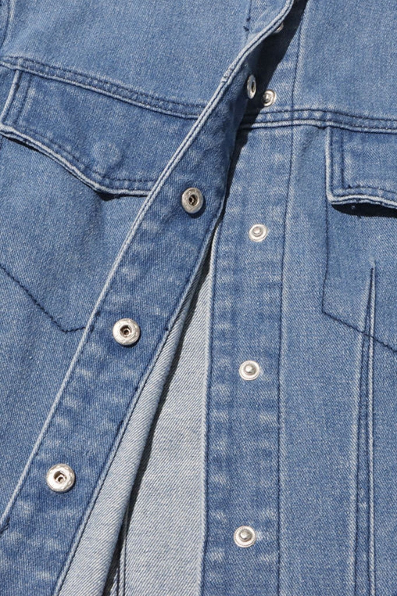 Alternative Ansicht der kurzen Jeansjacke, die ihre zarten Fransen und ihre strukturierte Silhouette hervorhebt, ideal...