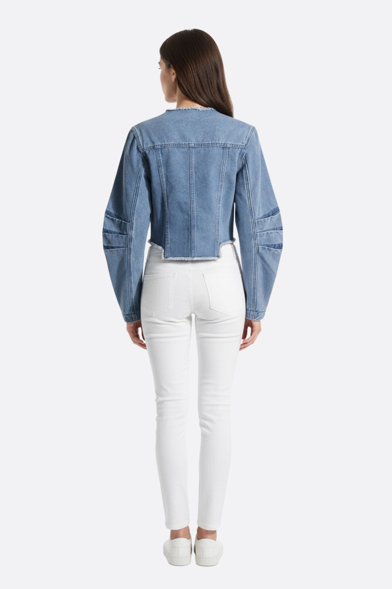 Fransendetails und strukturierter Schnitt der Jeansjacke, ideal für einen raffinierten und lässigen Alltagsstil.