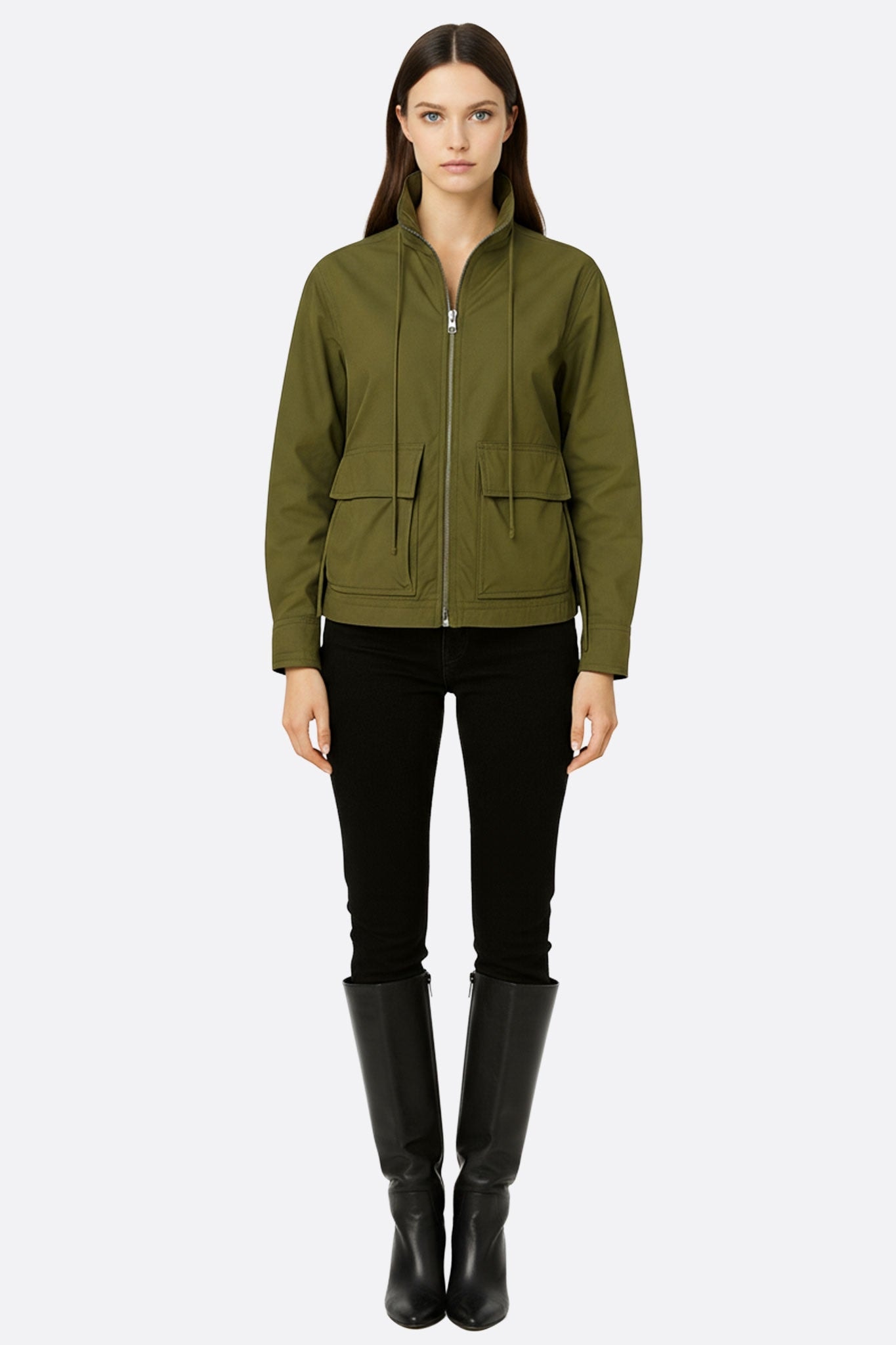 Détail de la veste utilitaire kaki avec cordons ajustables, idéale pour un style chic et pratique en toute saison.