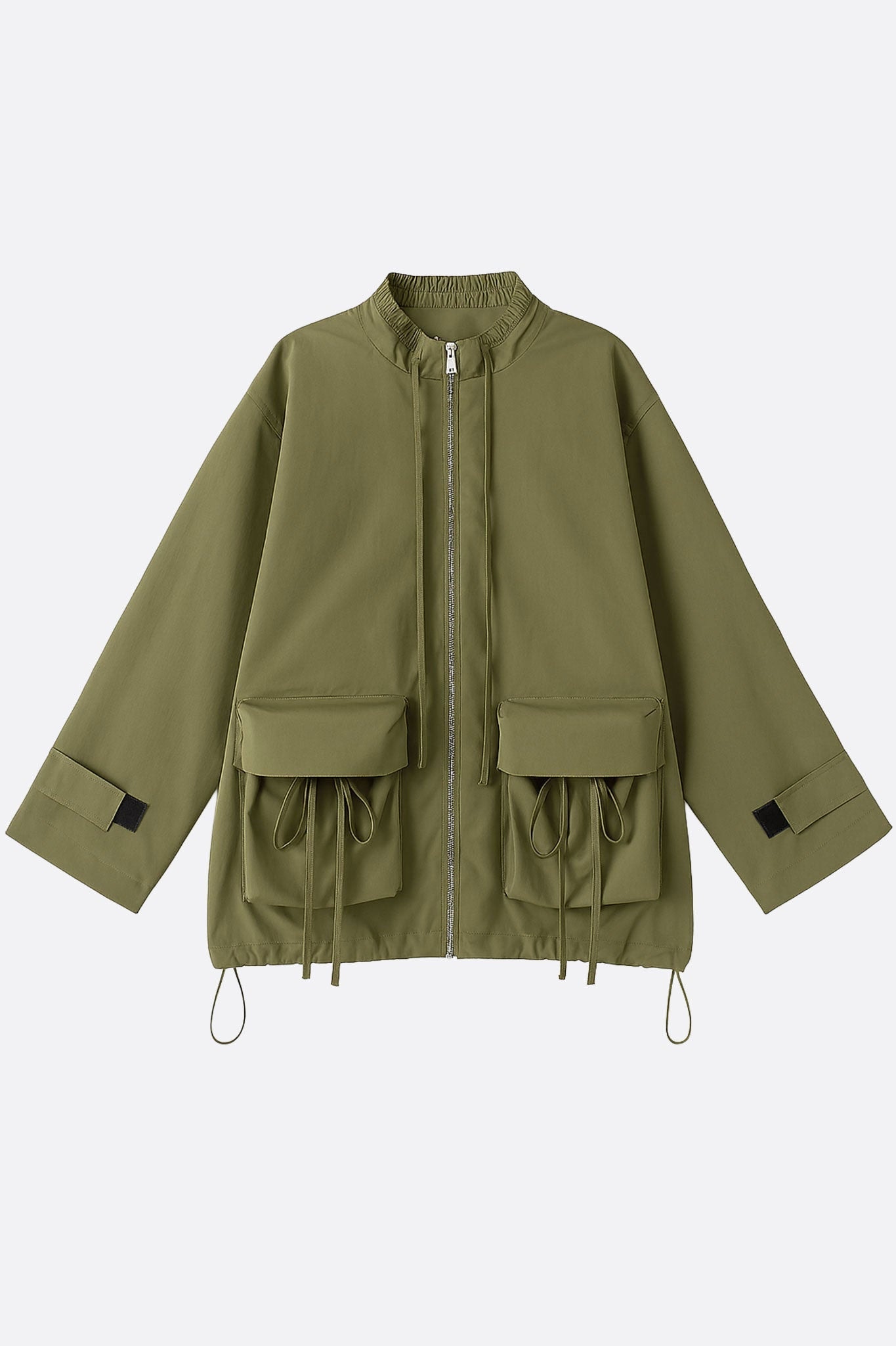 Détails de la veste saharienne en kaki, mettant en avant les cordons ajustables pour un style chic et pratique en extérieur.