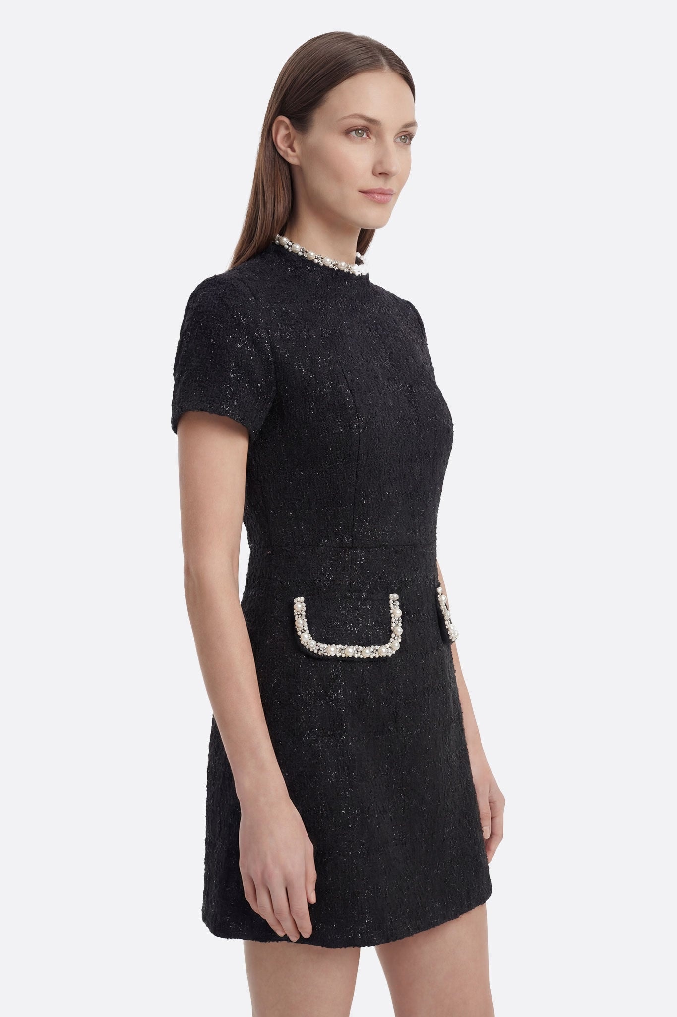 Schwarzes Tweedkleid mit Perlen- und Kristallverzierungen, Detailansicht für einen raffinierten Stil bei einem Event...
