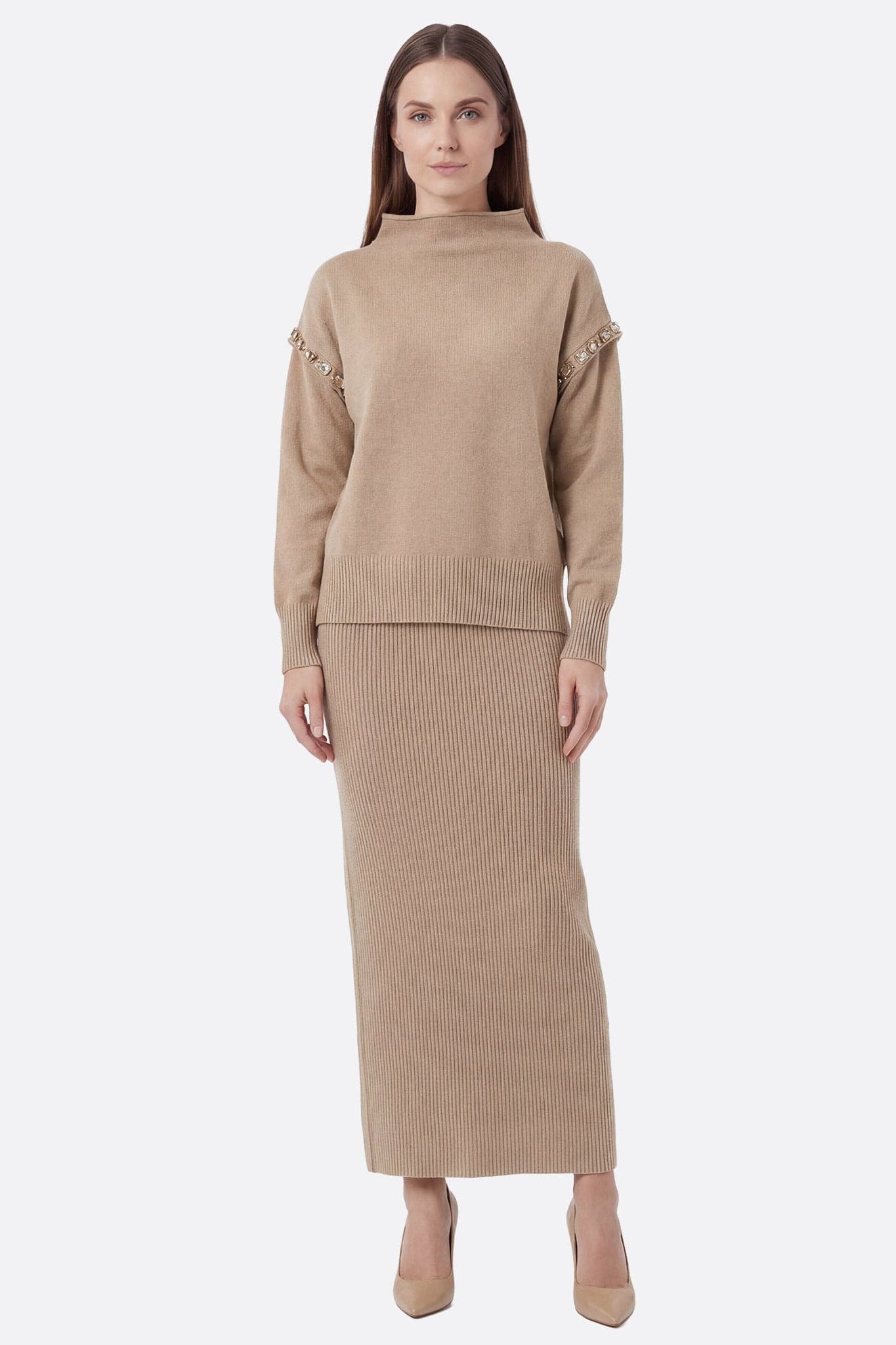 Ensemble élégant de jupe longue beige et pull en maille, parfait pour une sortie chic ou une journée au bureau.