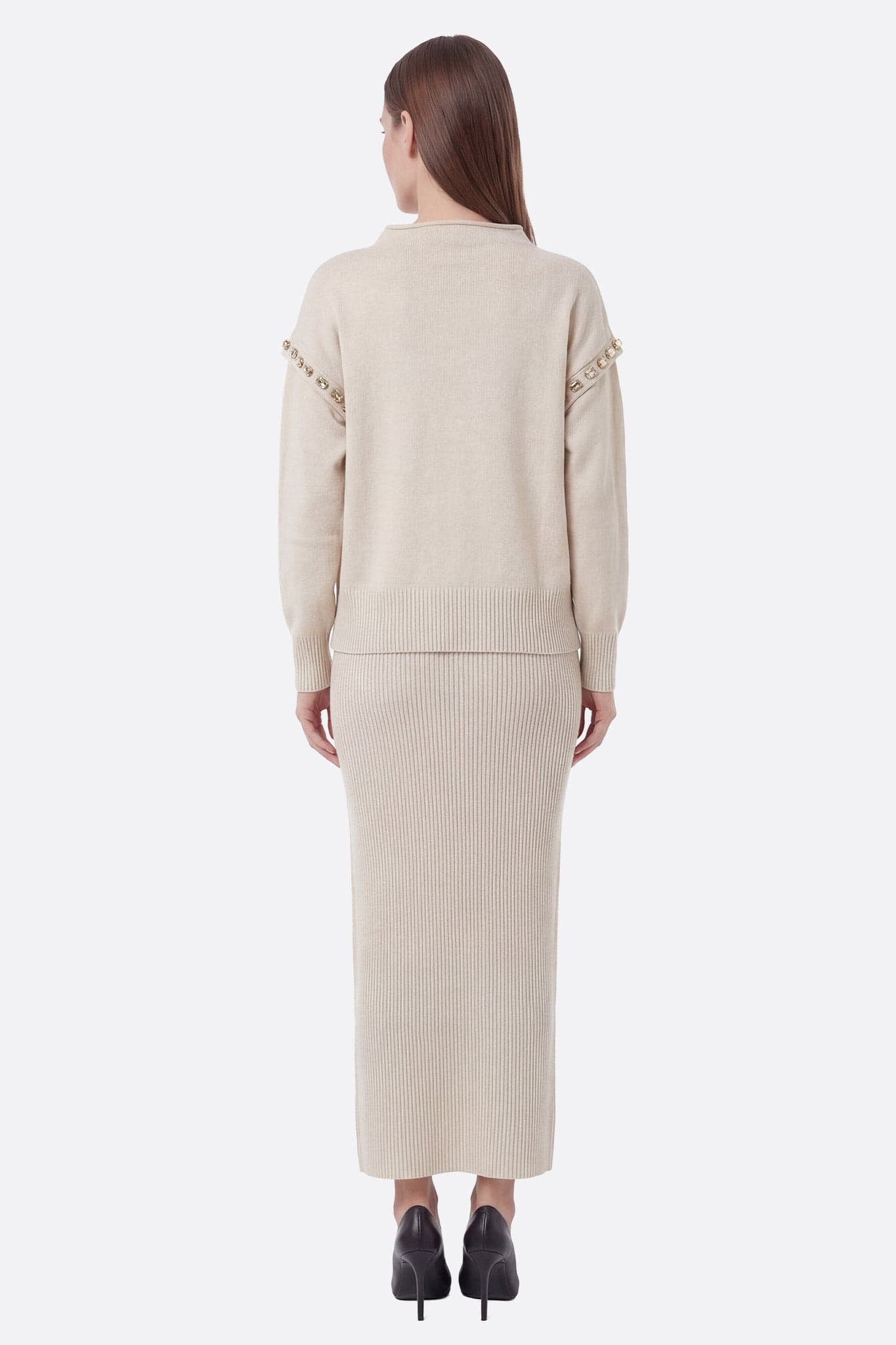Chic ecru knit ensemble, flowing long skirt and soft pullover, perfect for a refined everyday look.