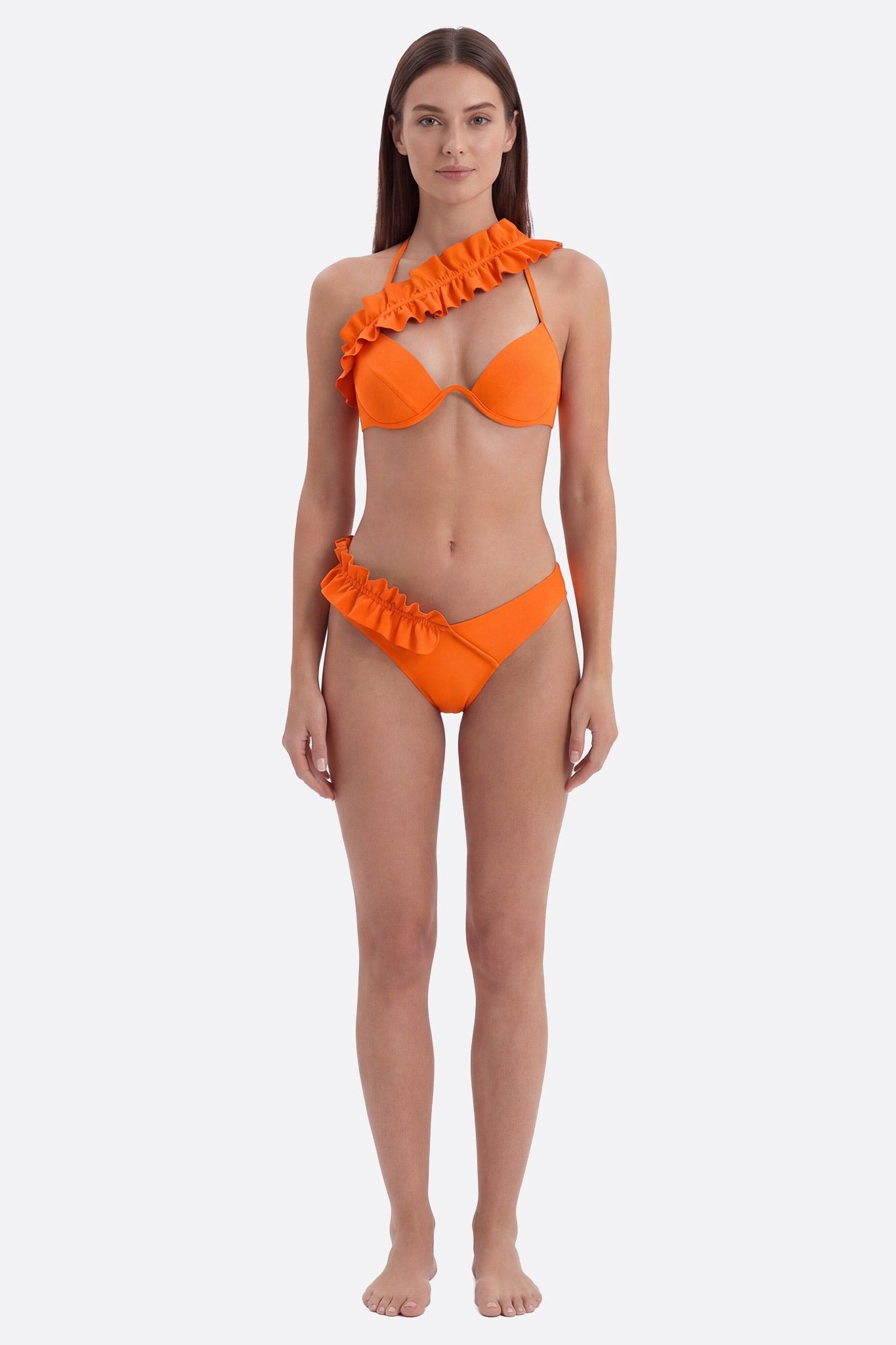 Bikini naranja vibrante con volantes asimétricos, perfecto para momentos soleados junto al mar o la piscina.