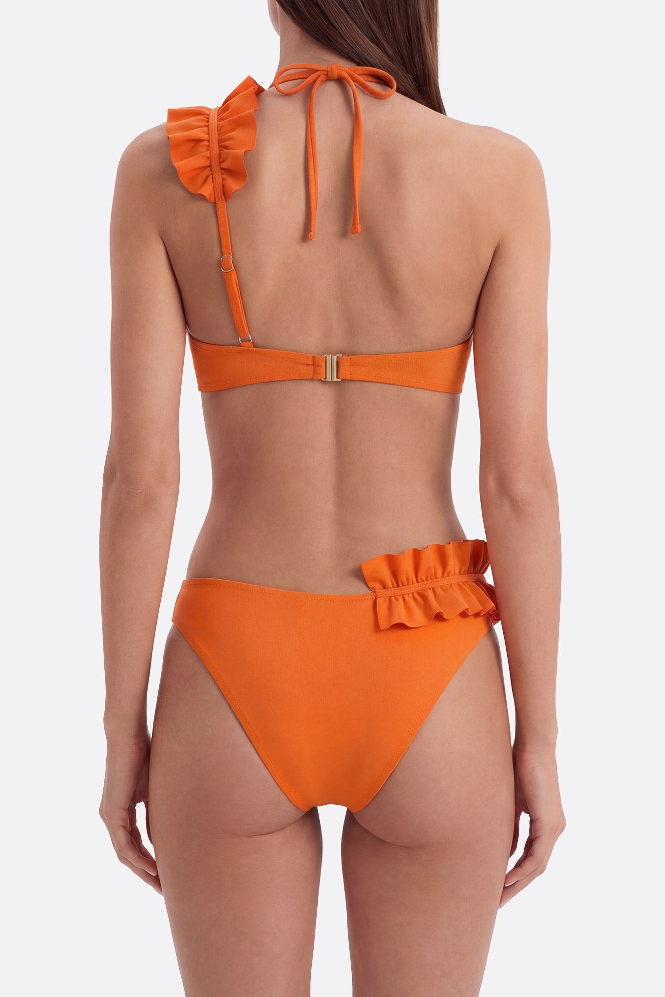 Ángulo diferente de un bikini naranja radiante con volantes, perfecto para realzar tu silueta durante los días...