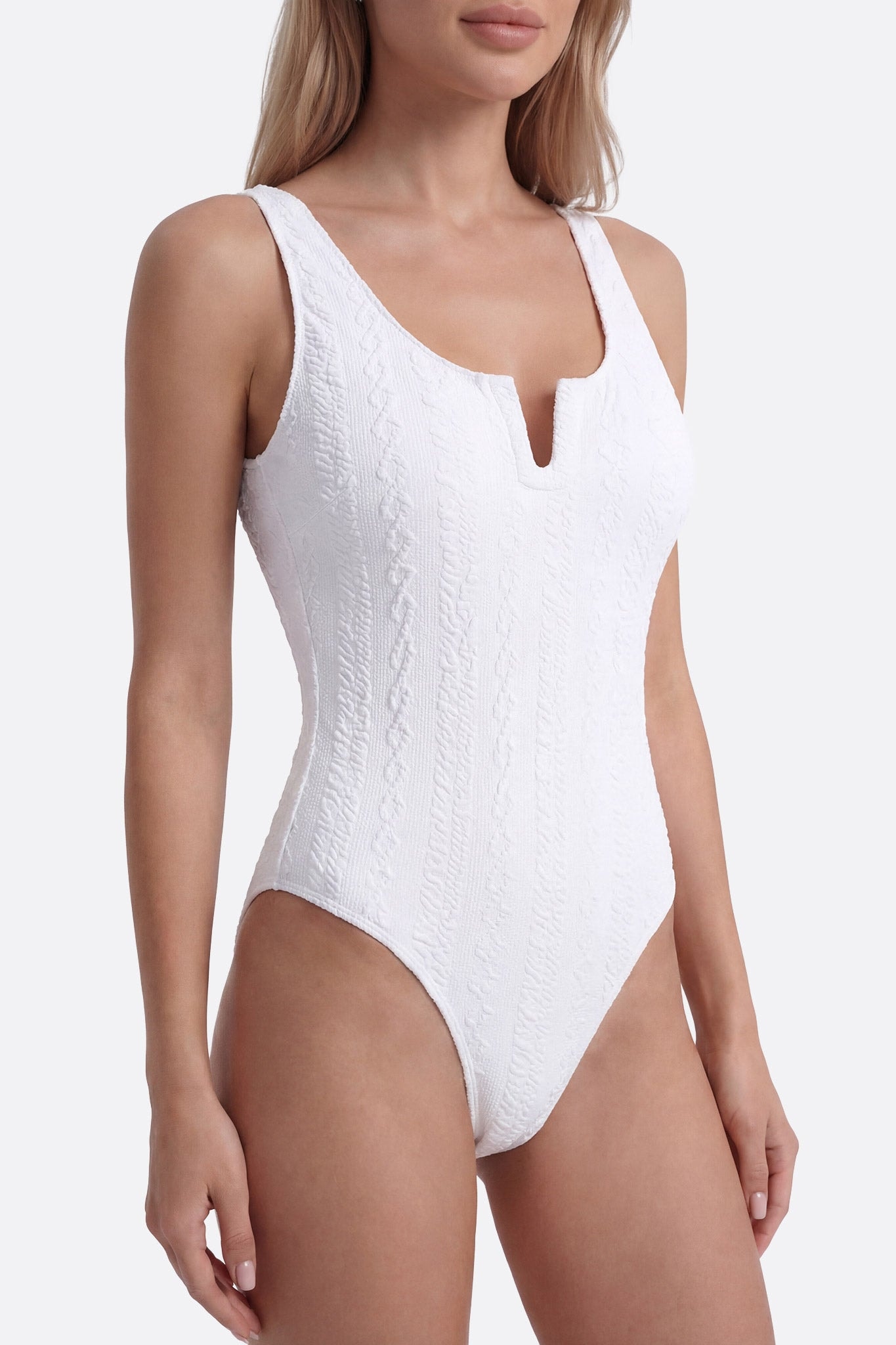 Costume intero bianco texture, scollo a U, che mette in risalto un taglio valorizzante per momenti di relax estivo