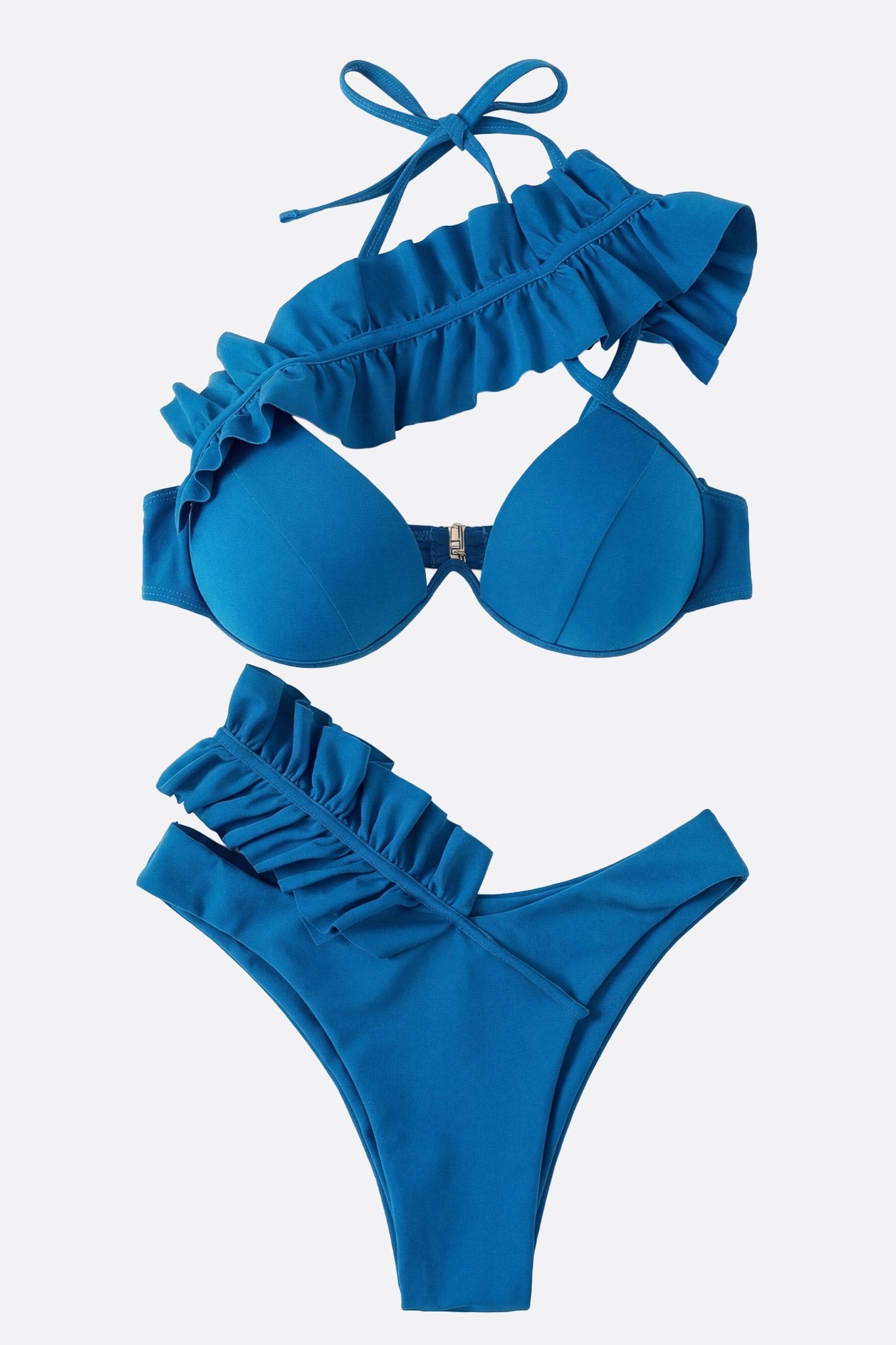 Raffinierte Details der Rüschen des ozeanblauen Bikinis, ideal für einen schicken Look im Urlaub am Meer.