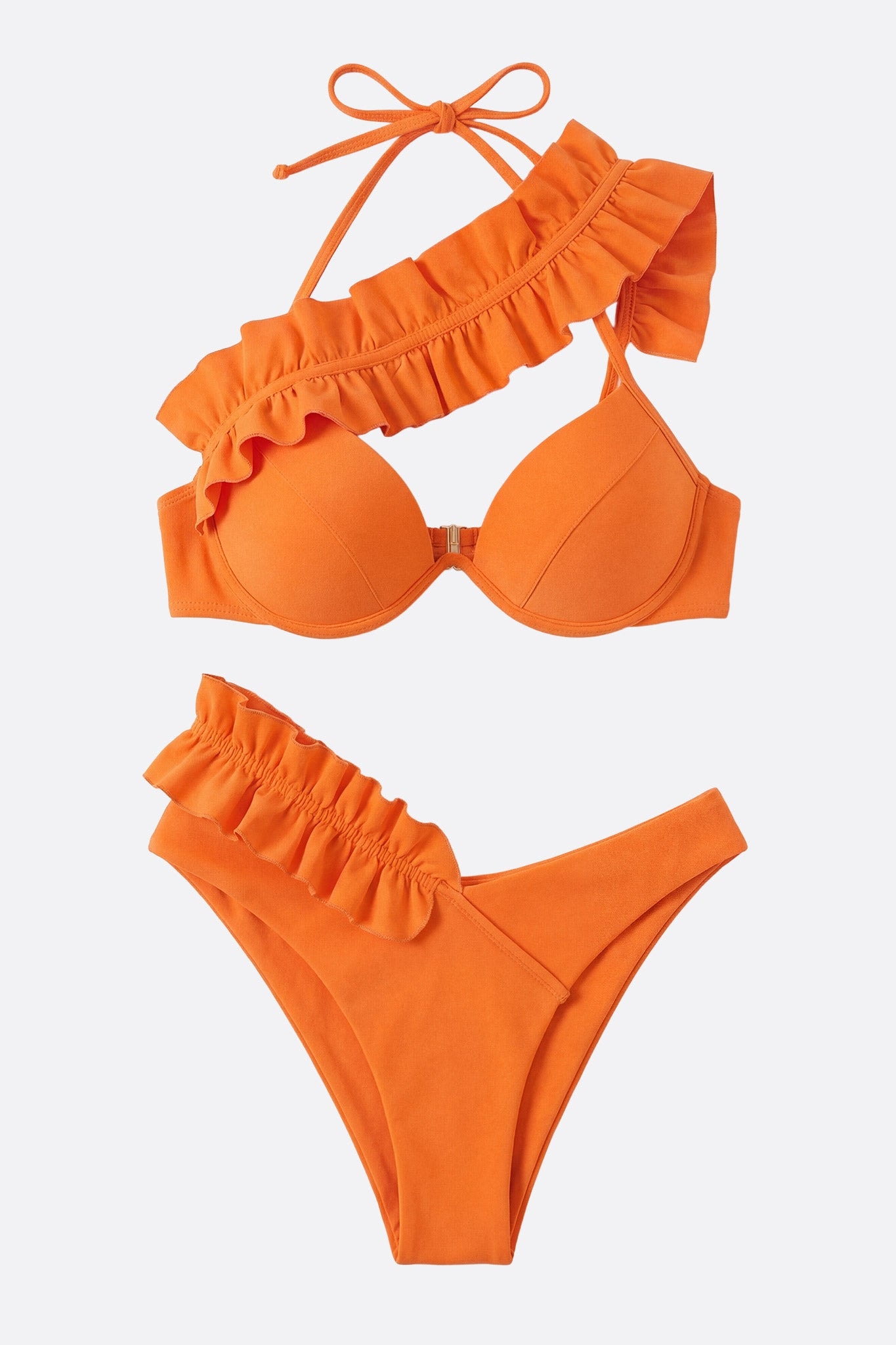 Detalle de un bañador de dos piezas naranja chispeante con volantes, perfecto para un look fresco en la...