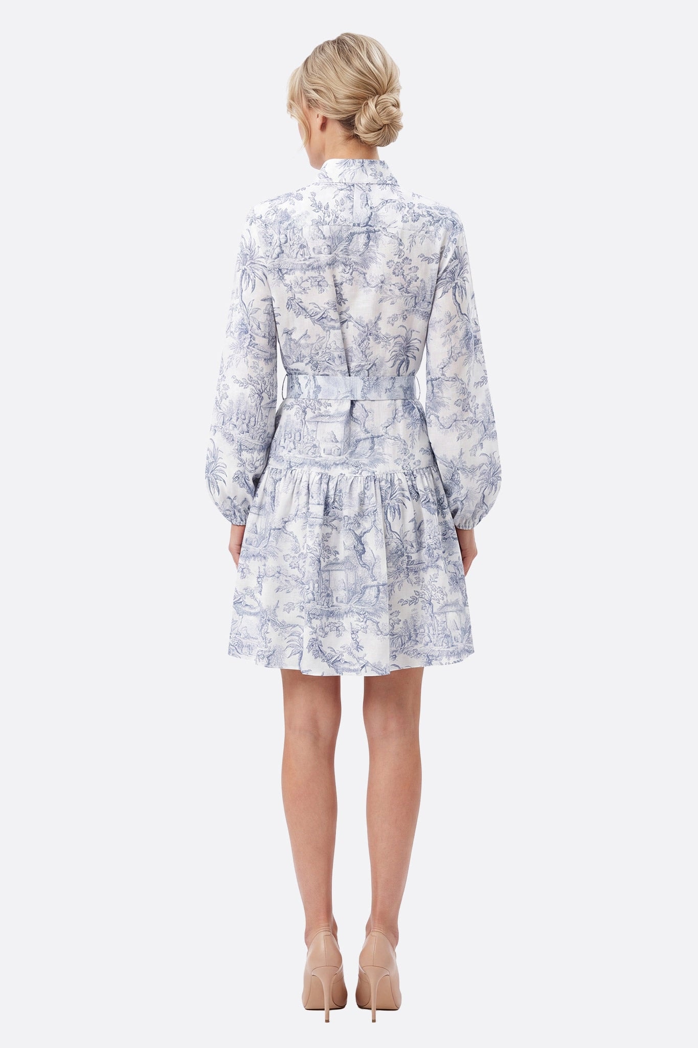 Kurzes Toile-de-Jouy-Kleid mit Taillengürtel, von hinten an einem Model getragen