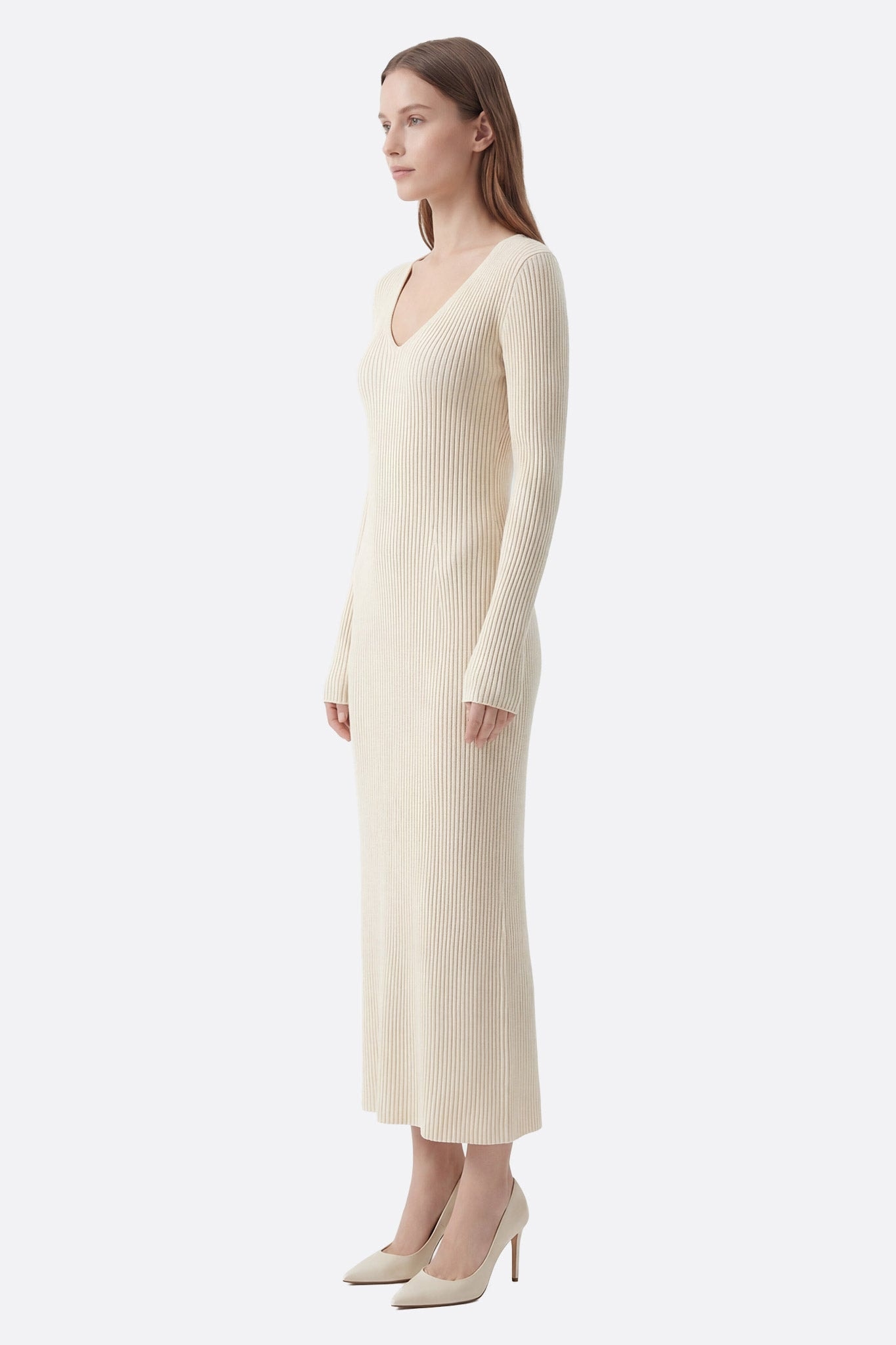 Mannequin de profil portant une robe longue maille côtelée écru, col V et manches longues