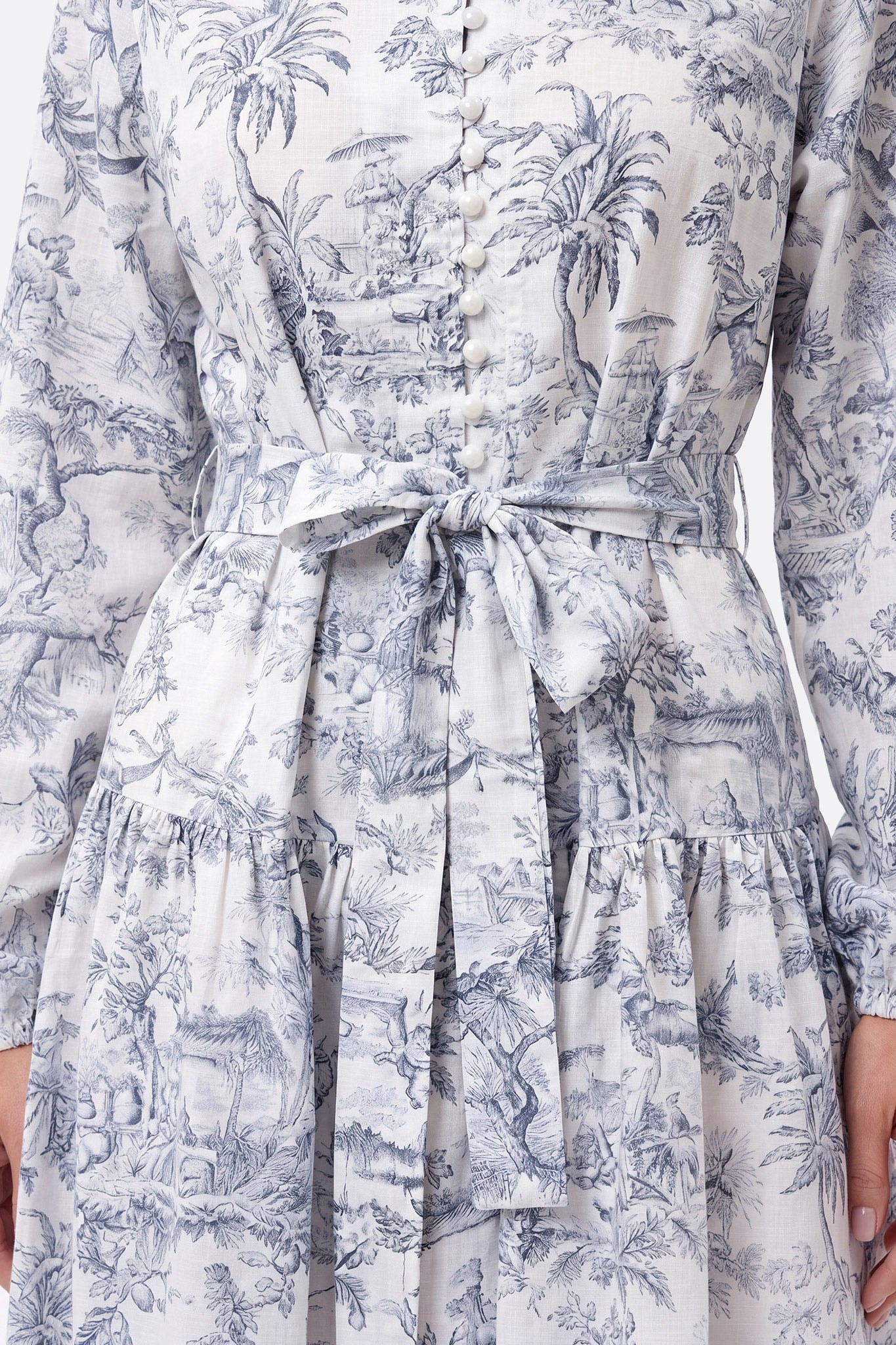Kurzes Toile-de-Jouy-Kleid mit Taillengürtel, frontal getragen, mit Nahaufnahme der Knöpfe und der Gürtelschleife