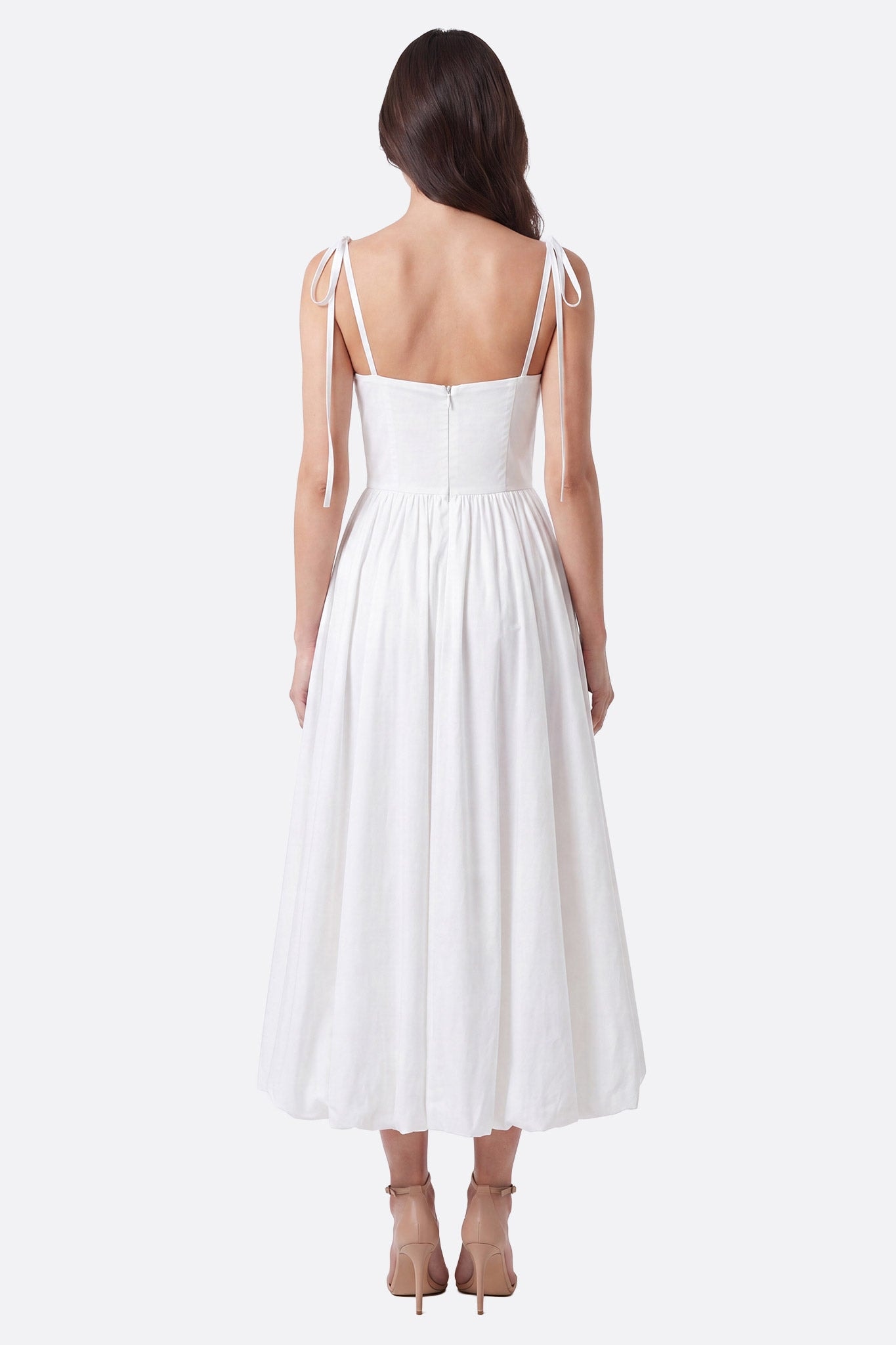Robe midi blanche à bretelles nouées portée de dos, fermeture éclair au dos, jupe ample froncée
