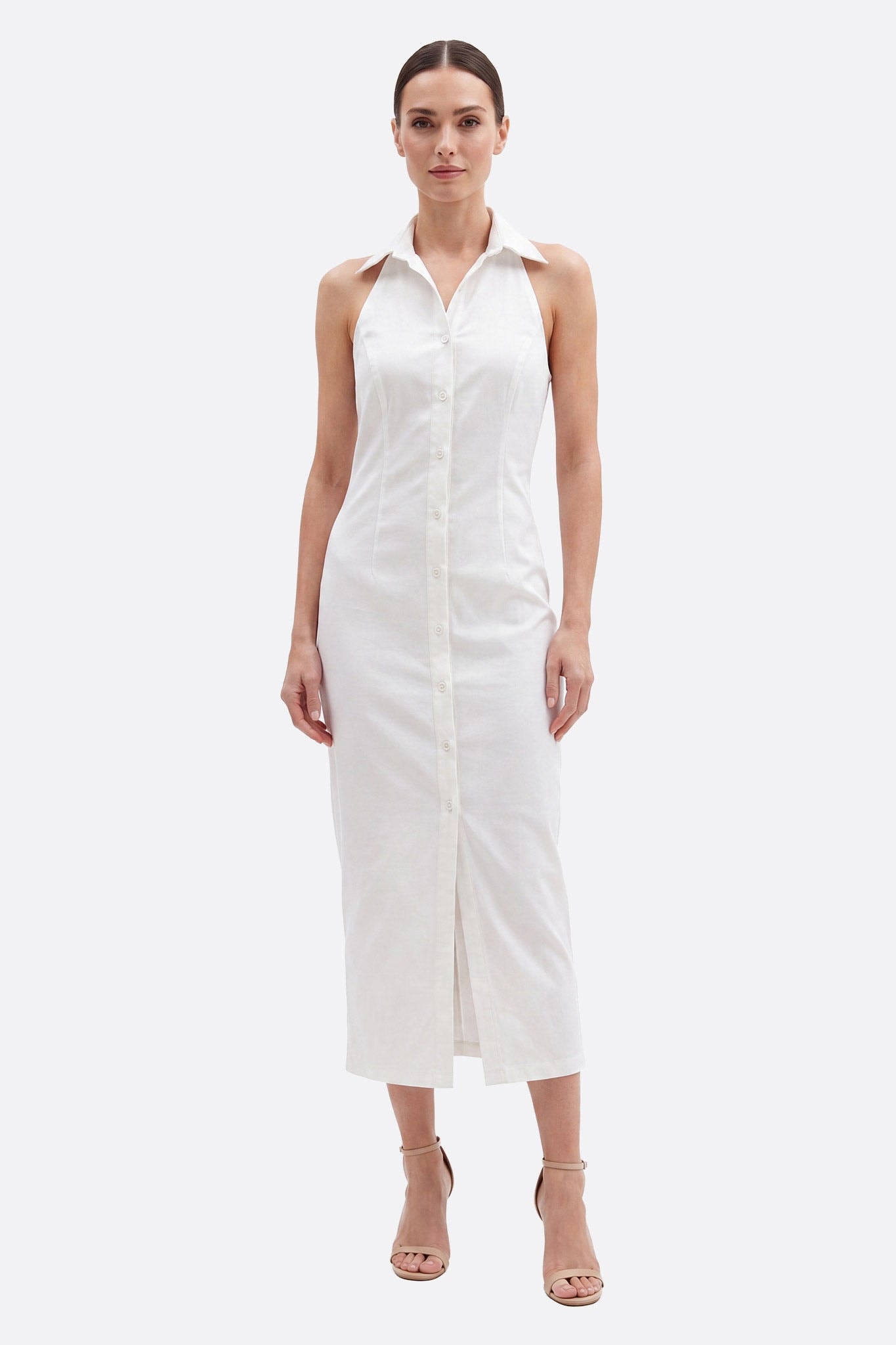 Modella frontale in abito midi bianco con colletto camicia e abbottonatura integrale, spacco anteriore