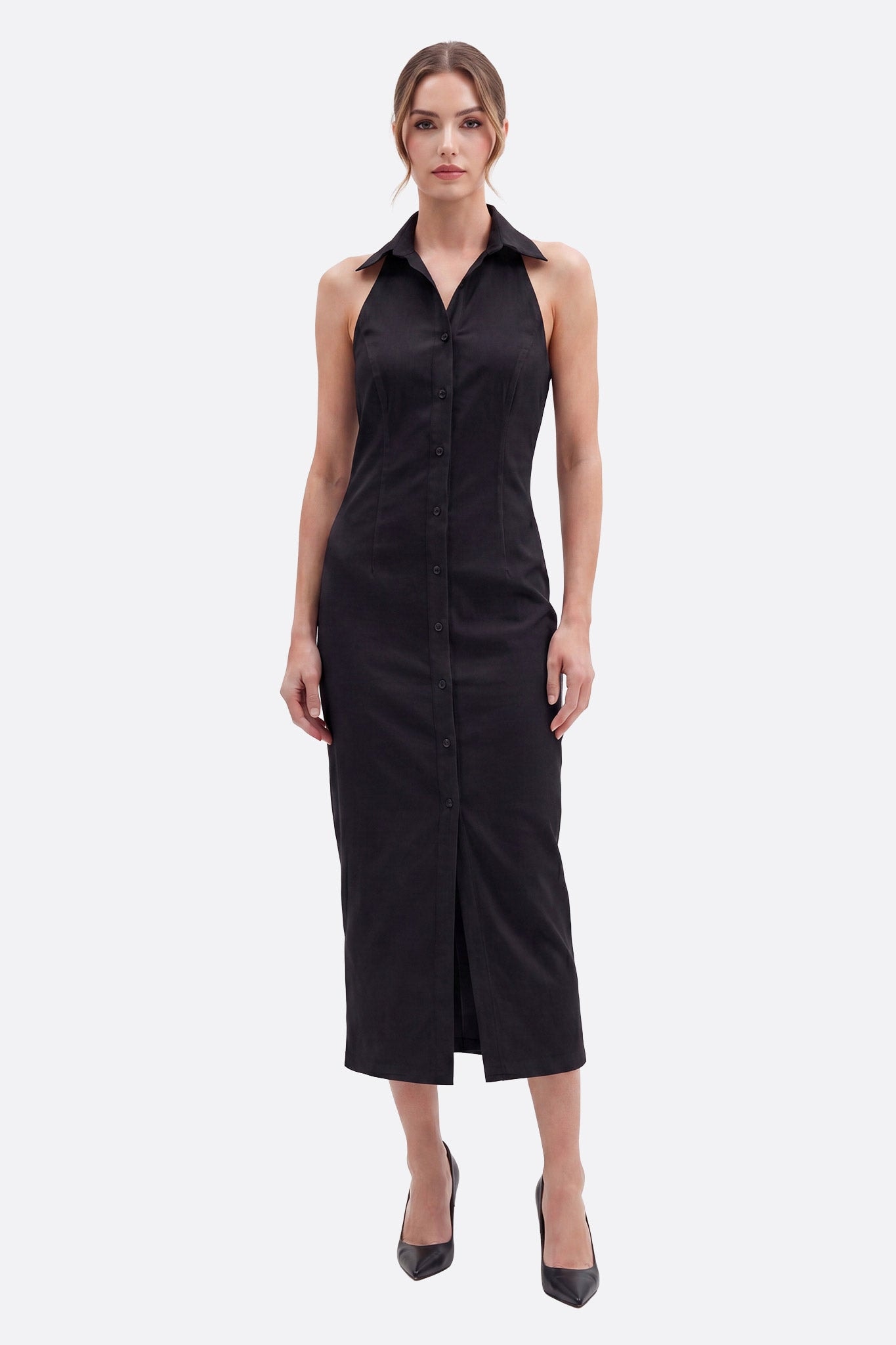 Schwarzes Midikleid mit Hemdkragen, frontal getragen mit sichtbarer Knopfleiste am Model