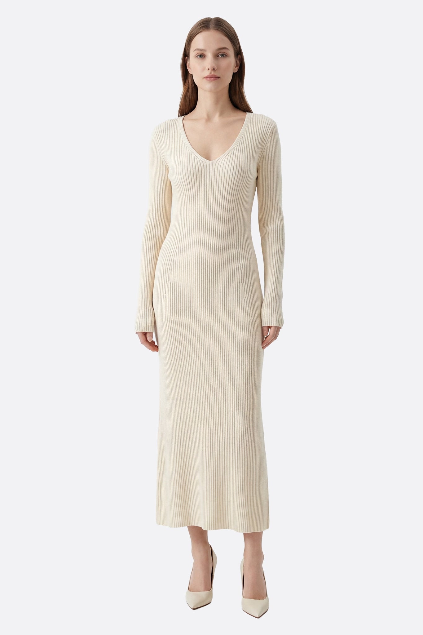 Mannequin de face portant une robe longue maille côtelée écru, col V et manches longues