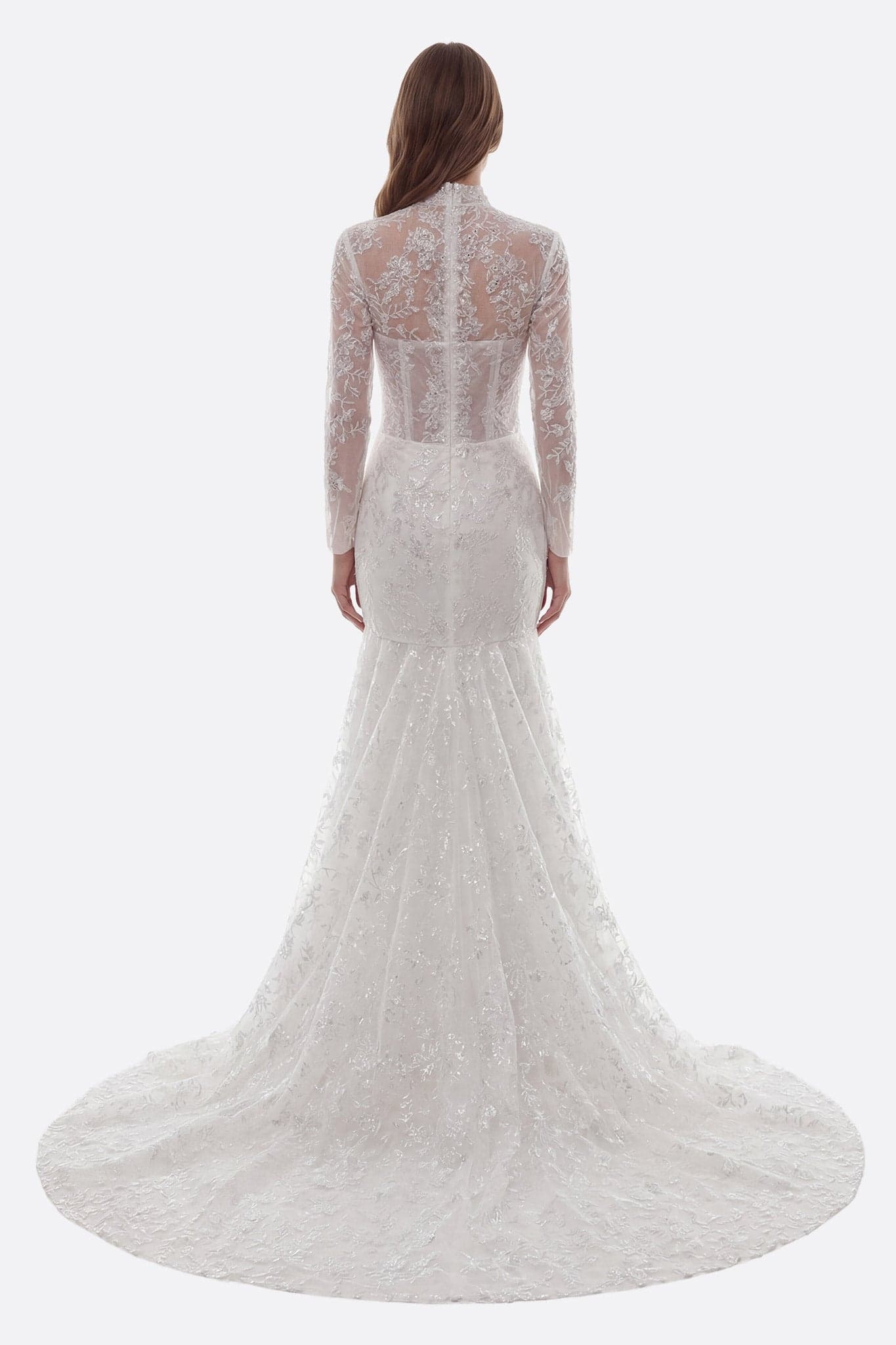 Abito da sposa sirena in pizzo crema con maniche lunghe, che mette in valore uno strascico ricamato con finezza...