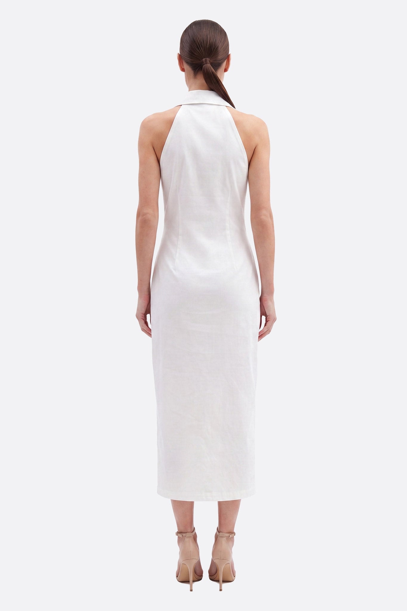 Abito midi bianco con colletto camicia visto da dietro, taglio dritto e tessuto leggero