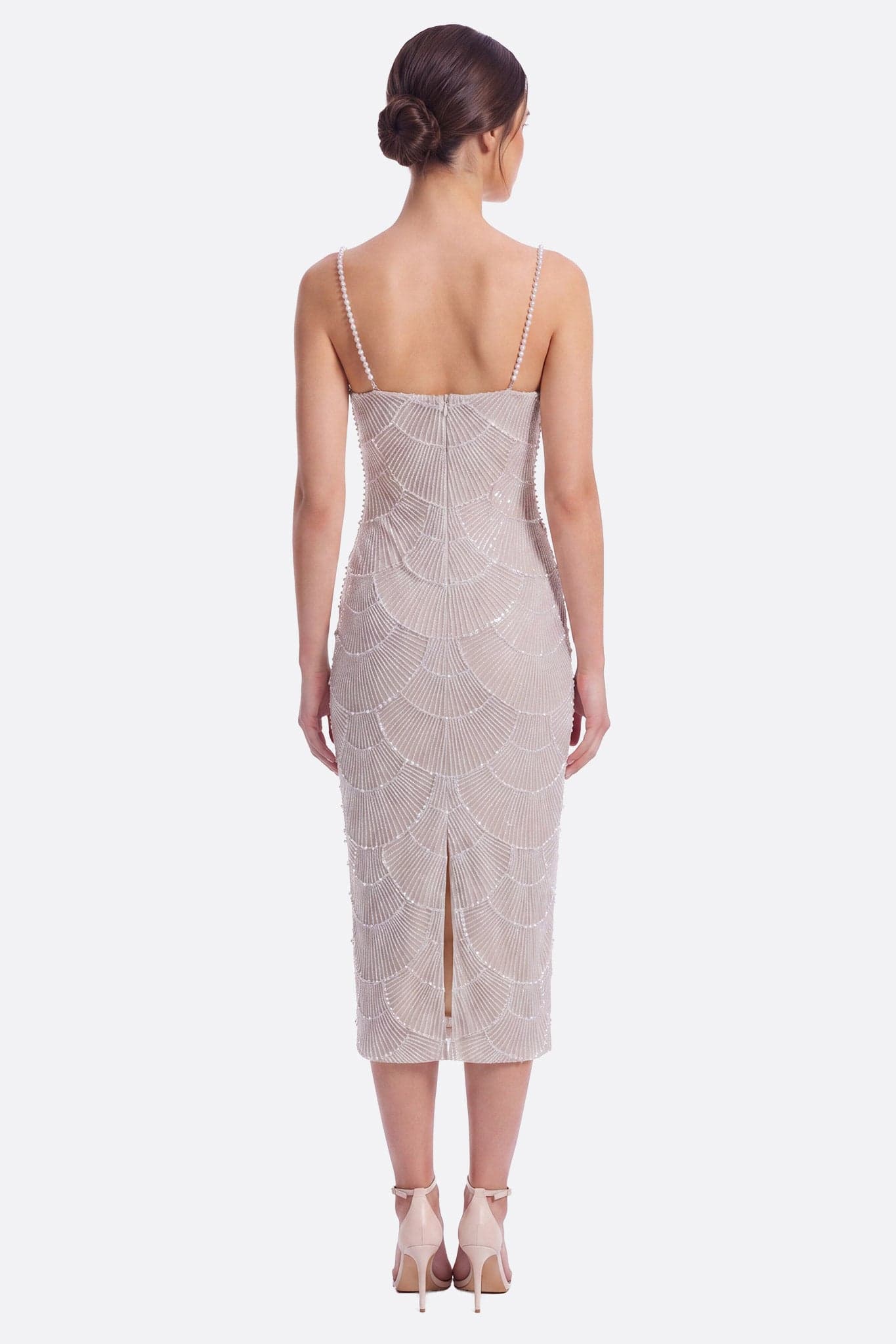 Abito da sera midi bianco con perle e paillettes champagne visto da dietro, spacco posteriore e spalline perlate