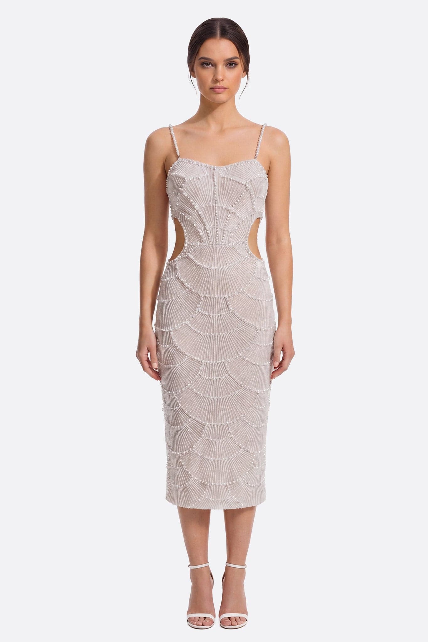 Model von vorne in einem weißen Midikleid für den Abend mit Perlen und Champagner-Pailletten, seitliche Ausschnitte