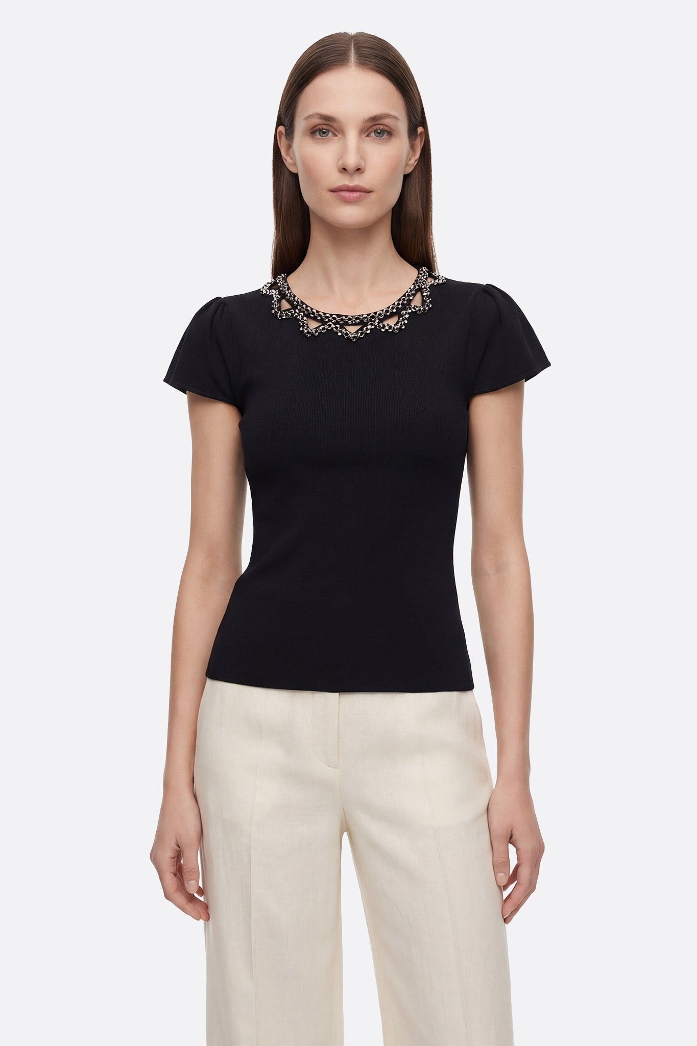 Schwarzes figurbetontes Stretch-Strick-T-Shirt mit Schmuckkragen, ideal für einen eleganten Abend- oder Büro-Look.