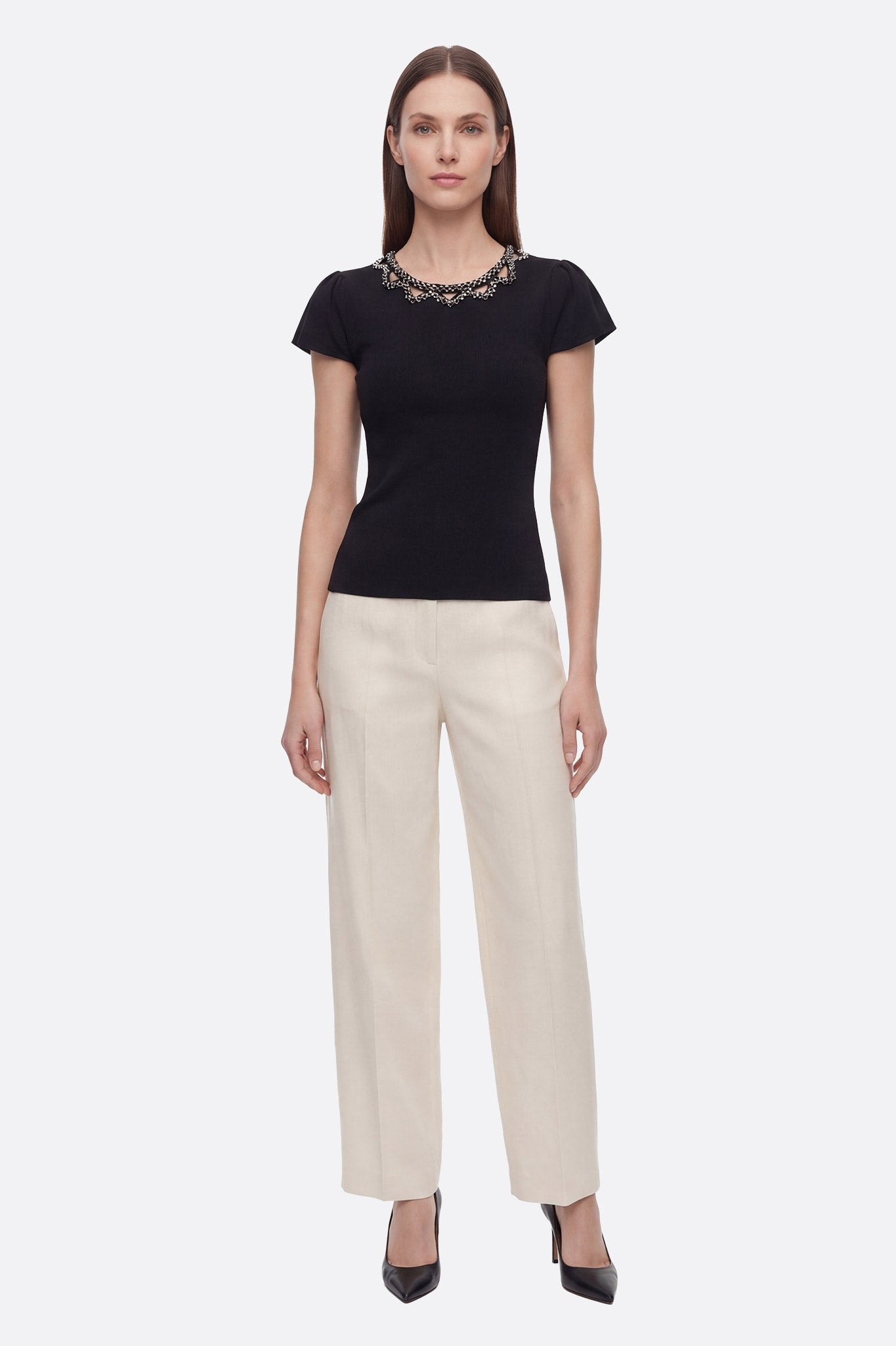Detail am schwarzen Stretch-Strick-T-Shirt mit Schmuckkragen, perfekt für einen eleganten Alltags-Look.