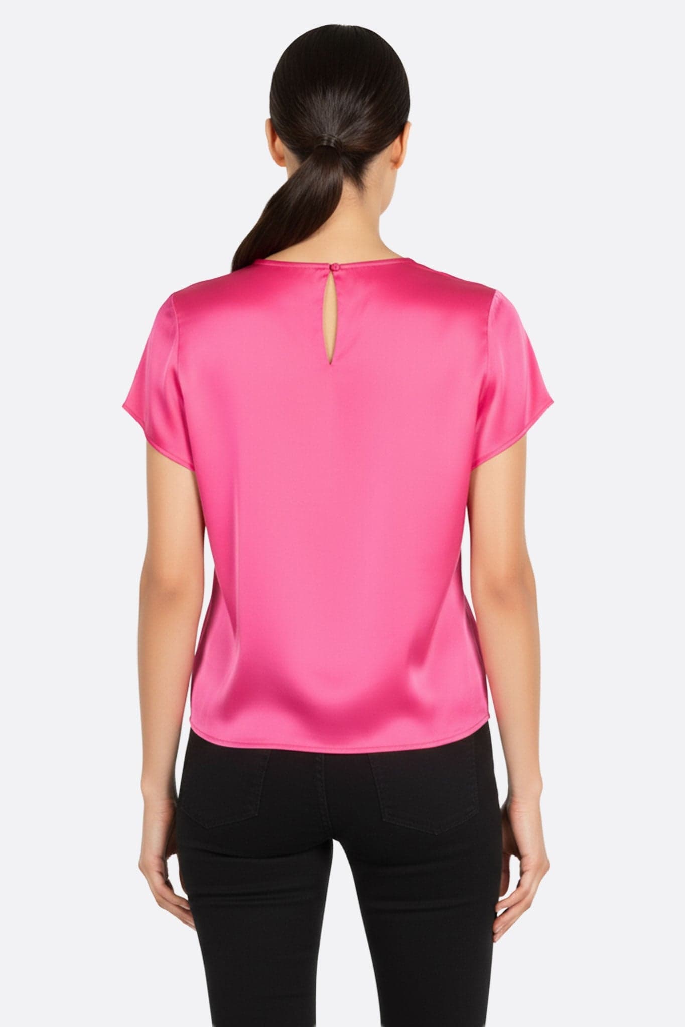 Dettagli eleganti della schiena della blusa fucsia in raso, che mettono in risalto la texture liscia e le arricciature chic per un...