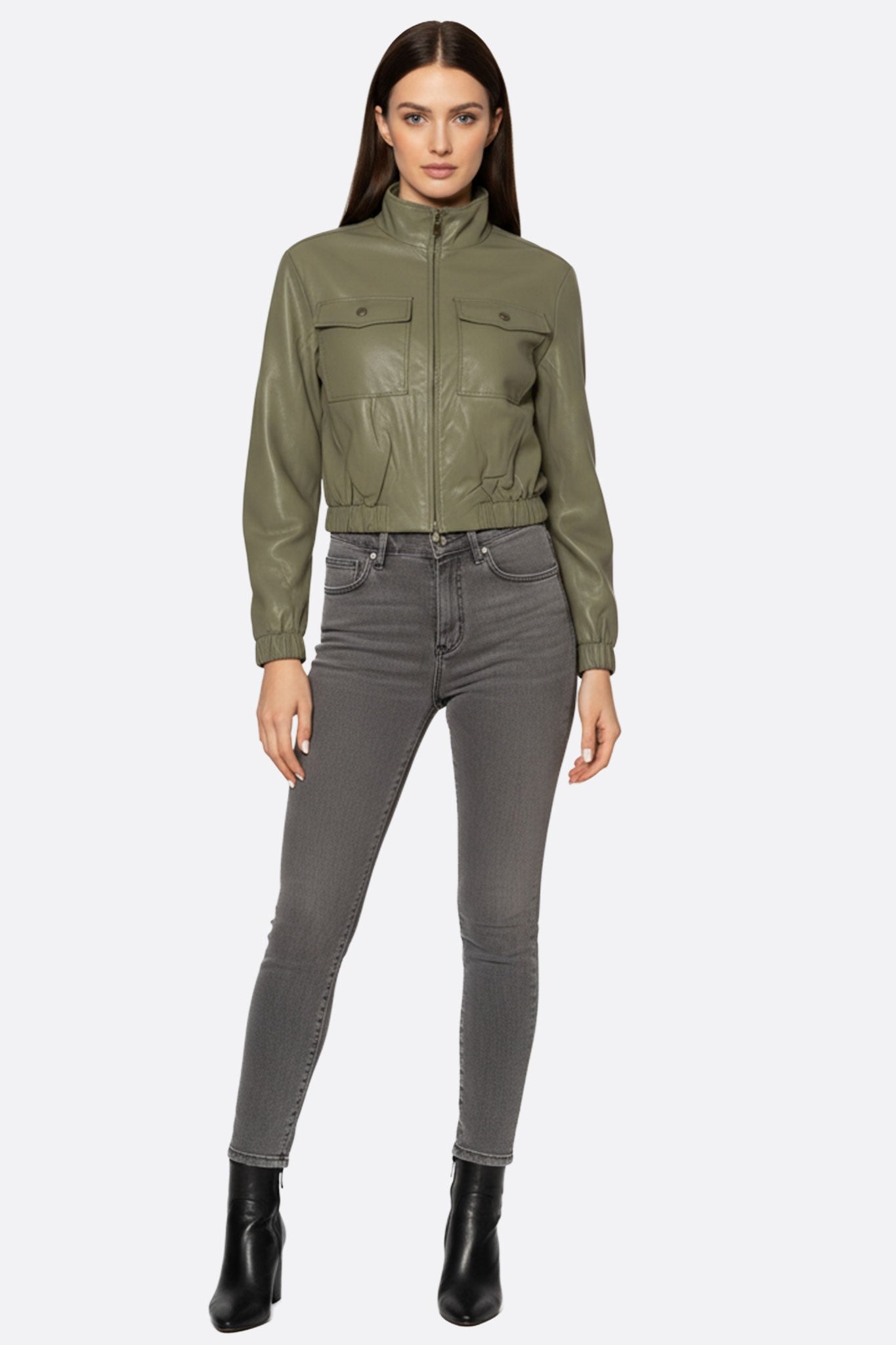 Zoom sur la veste en similicuir kaki, dévoilant son élégance raffinée et sa coupe audacieuse idéale pour les sorties...