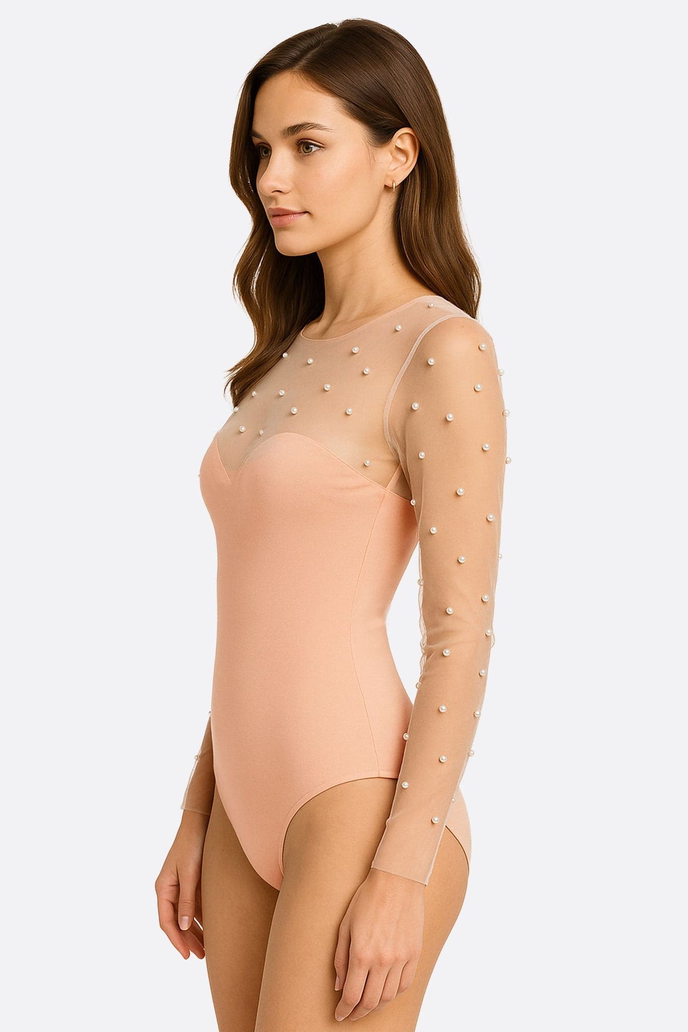 Sguardo accattivante di un body nude in tulle leggero, valorizzando le curve con perle delicate per un allure raffinato