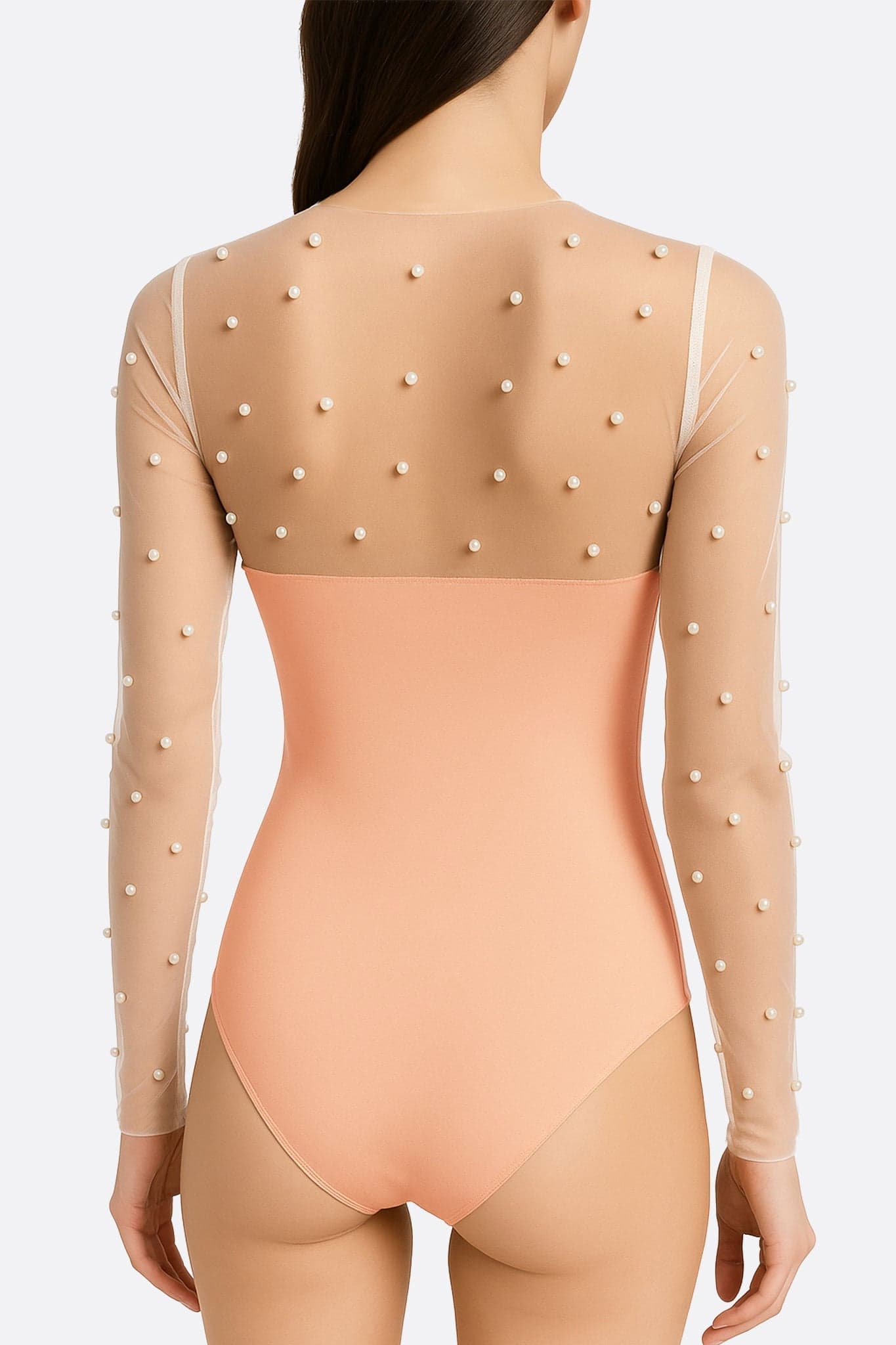 Dettaglio di un body nude in tulle trasparente con perle, rivelando eleganza moderna per una serata o evento chic