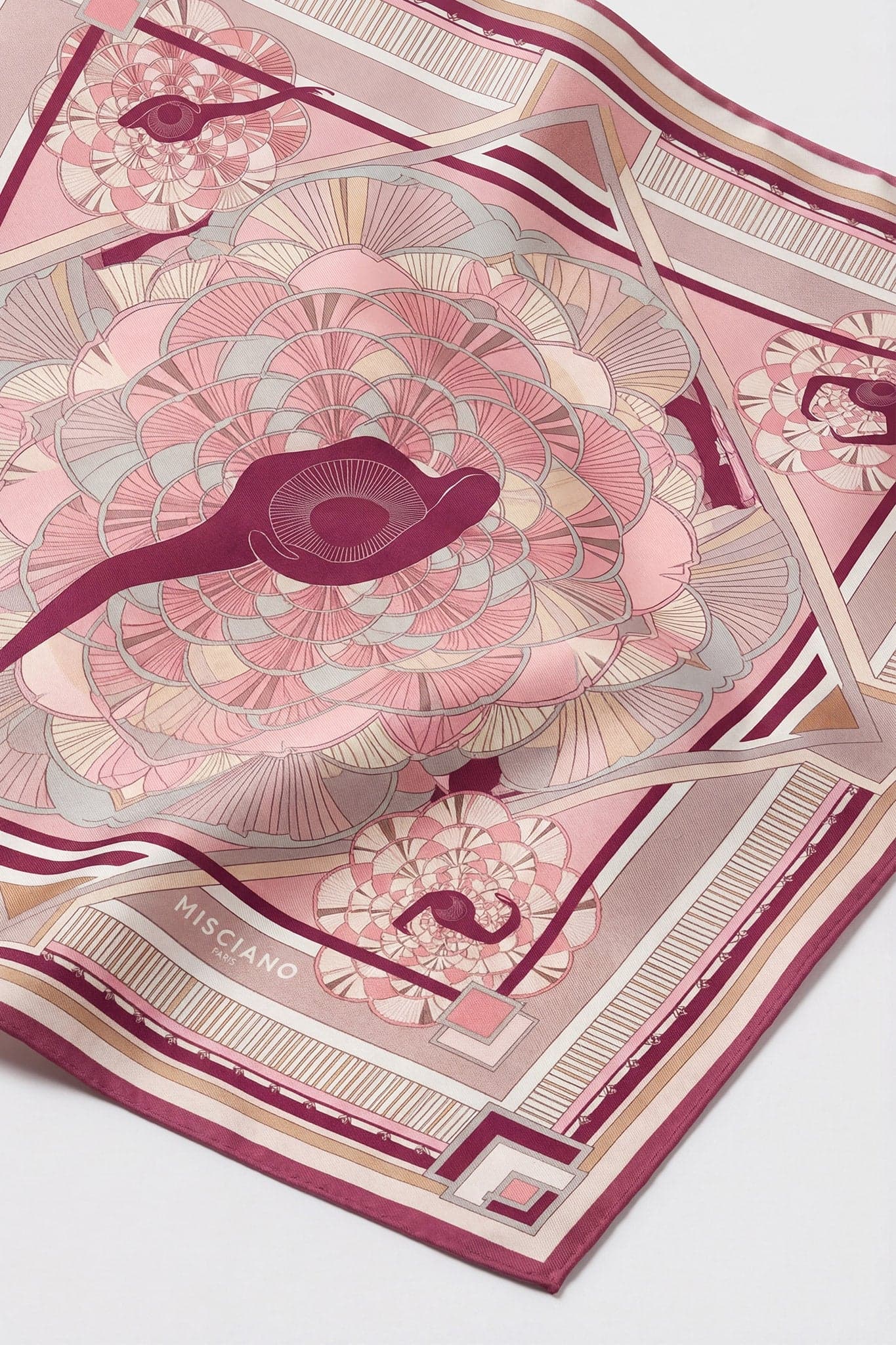 Nahaufnahme des Seidentuchs 90 Danse des Poudres, elegante Details und leuchtende Farben, schickes Accessoire für den Abendlook.